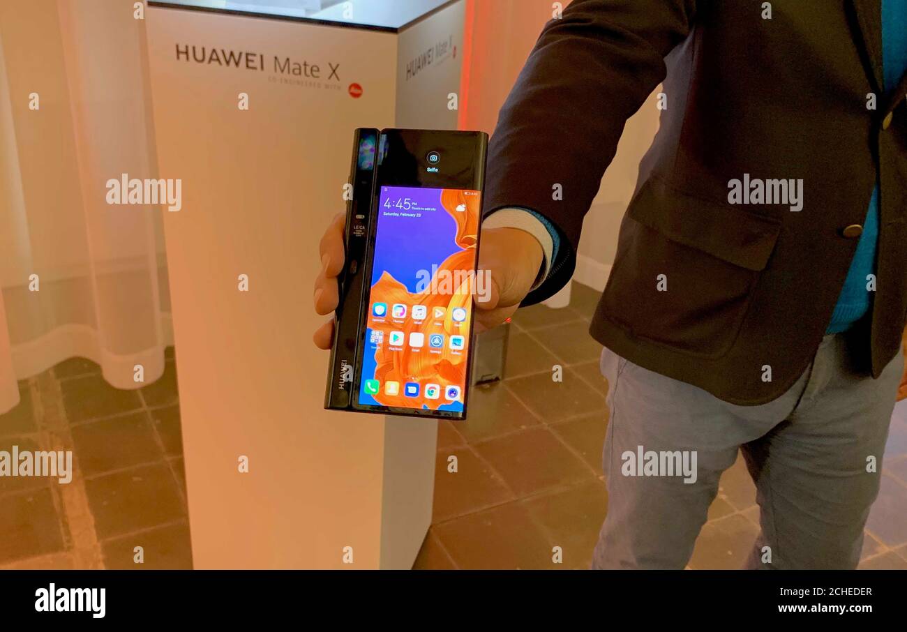 Das neue faltbare Smartphone, Huawei Mate X, das über ein flexibles OLED-Display verfügt, das sowohl die Vorder- als auch die Rückseite des Geräts abdeckt, sich aber zu einem acht-Zoll-Bildschirmtablett entfalten kann. Stockfoto