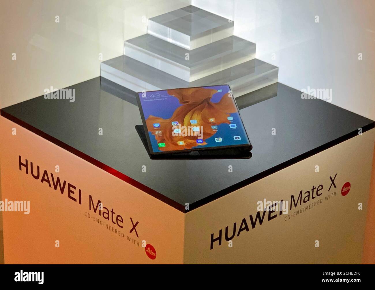 Das neue faltbare Smartphone, Huawei Mate X, das über ein flexibles OLED-Display verfügt, das sowohl die Vorder- als auch die Rückseite des Geräts abdeckt, sich aber zu einem acht-Zoll-Bildschirmtablett entfalten kann. Stockfoto
