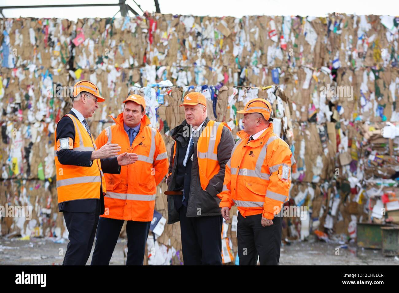 NUR REDAKTIONELLE VERWENDUNG Boris Johnson trifft (von links nach rechts) Peter Clayson, Leiter der Regierung und der Gemeinschaft, Matt Rendall, UK Operations Director und Mat Prosser, UK Managing Director, während eines Besuchs bei DS Smith, einem nachhaltigen Verpackungsunternehmen, Das geschlossene Geschäftsmodell und die wichtigsten Elemente der Ressourcen- und Abfallstrategie der Regierung in West-London zu diskutieren. Stockfoto