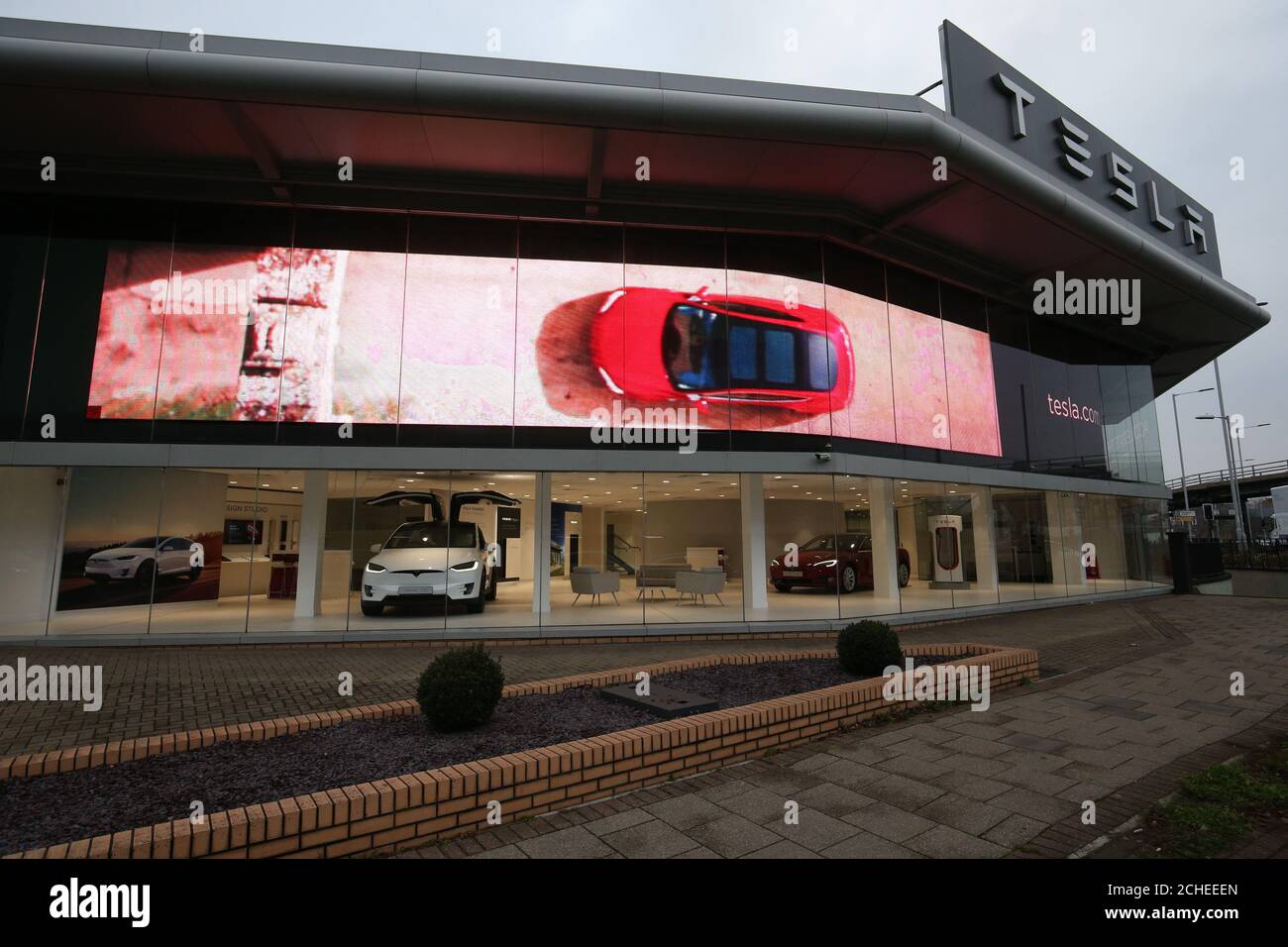 Die Tesla store in Chiswick, West London, als der Automobilhersteller hat  angekündigt, es ist Stores weltweit und den Vertrieb für seine elektrische  Autos online zu schließen Stockfotografie - Alamy
