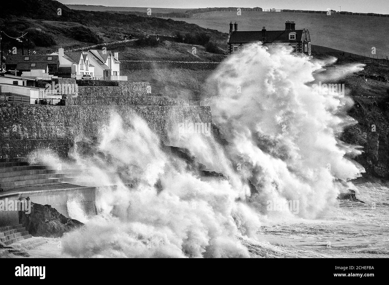 Wellen schlagen die Küste von Camborne, Cornwall. Sturm Freya auf starken Winden von bis zu 80 mph, gefährlichen Bedingungen und Reisen Unterbrechung für England und Wales am Sonntag. Stockfoto