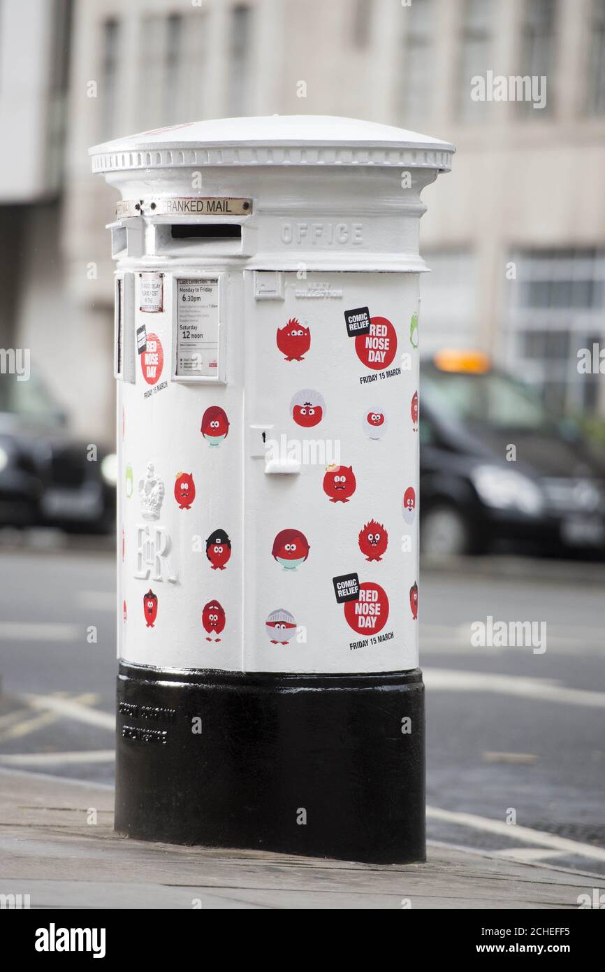 Die erste „lachende“ Postbox Großbritanniens wird vor dem Red Nose Day, der von Royal Mail zur Unterstützung von Comic Relief in London erstellt wurde, enthüllt. Stockfoto