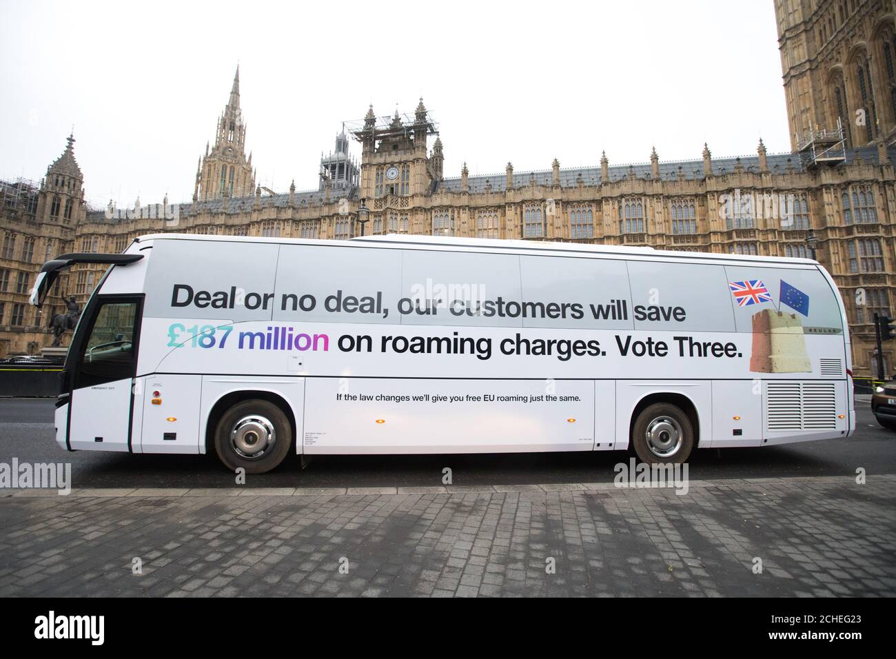 Ein Kampagnenbus, der die jüngste Zusage von Three ankündigte, seinen Kunden £187 Millionen an EU-Roaming-Gebühren nach dem Brexit zu sparen, sollte sich das Gesetz ändern, wurde heute vor den Parlamentsgebäuden entdeckt. Stockfoto
