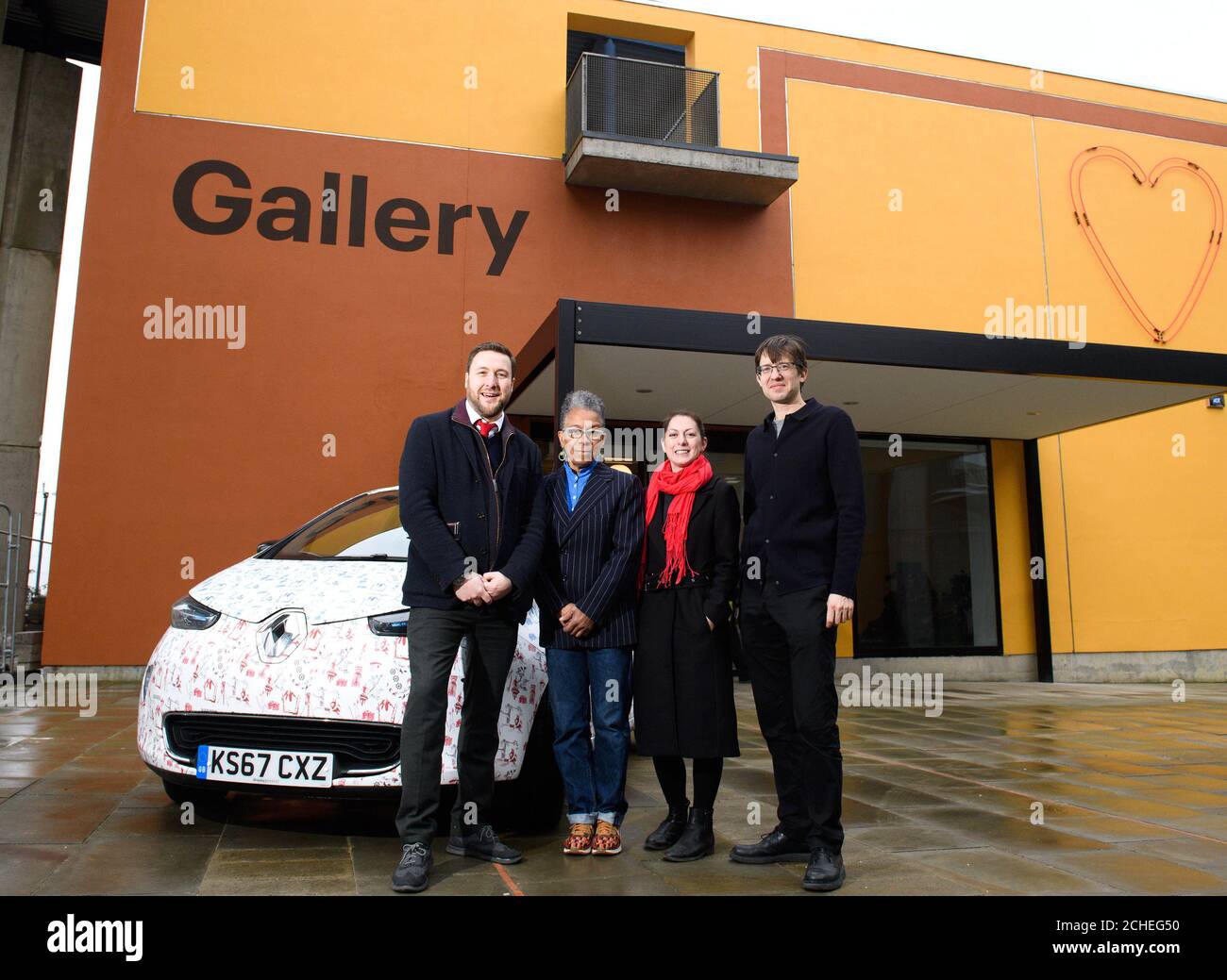 NUR REDAKTIONELLE VERWENDUNG (von links nach rechts) Peter Marland, Milton Keynes council Leader, Künstlerin Ingrid Pollard, Fay Blanchard, British Council Kurator, und Anthony Spira, MK Gallery Direktor, während der Presseingunst von The Lie of the Land, die die Eröffnungsausstellung in der neuen MK Gallery in Milton Keynes ist. Stockfoto