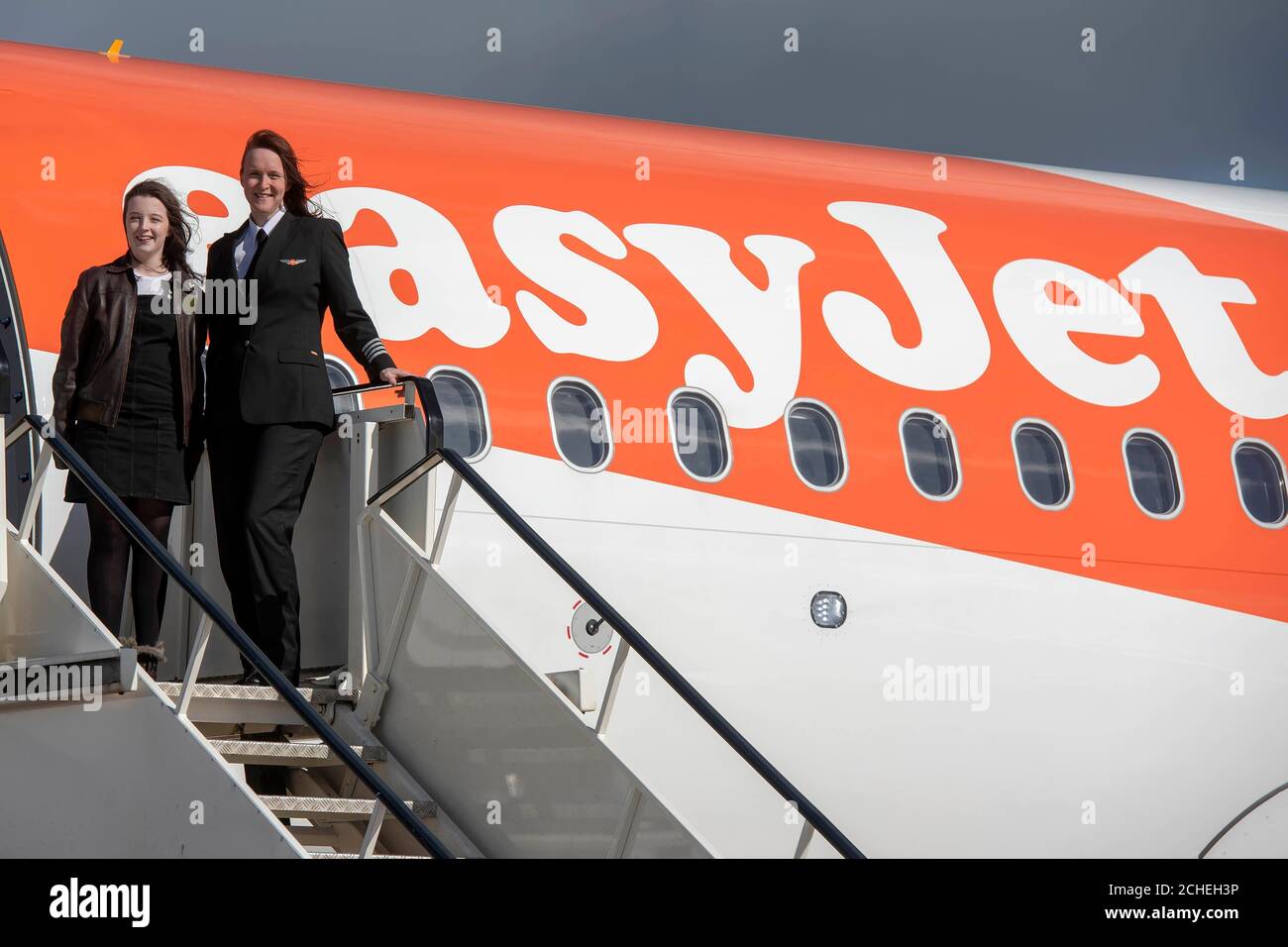 Die 16-jährige Ellie Carter, Großbritanniens jüngste lizenzierte Pilotin, trifft auf Line Training Captain Zoe Ebrey, als sie ihre Flugbetreuungsausbildung bei easyJet beginnt, um ihre Karrierewünsche zu erfüllen, am Flughafen Bristol. Stockfoto