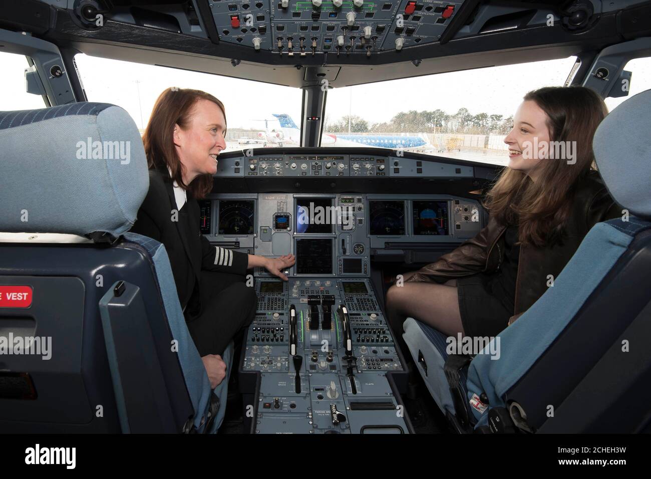 REDAKTIONELLE VERWENDUNG DIE 16-jährige Ellie Carter, Großbritanniens jüngste lizenzierte Pilotin, trifft auf Line Training Captain Zoe Ebrey, als sie ihre Flugmentorschaft bei easyJet beginnt, um ihre Karrierewünsche zu erfüllen, am Flughafen Bristol. Stockfoto