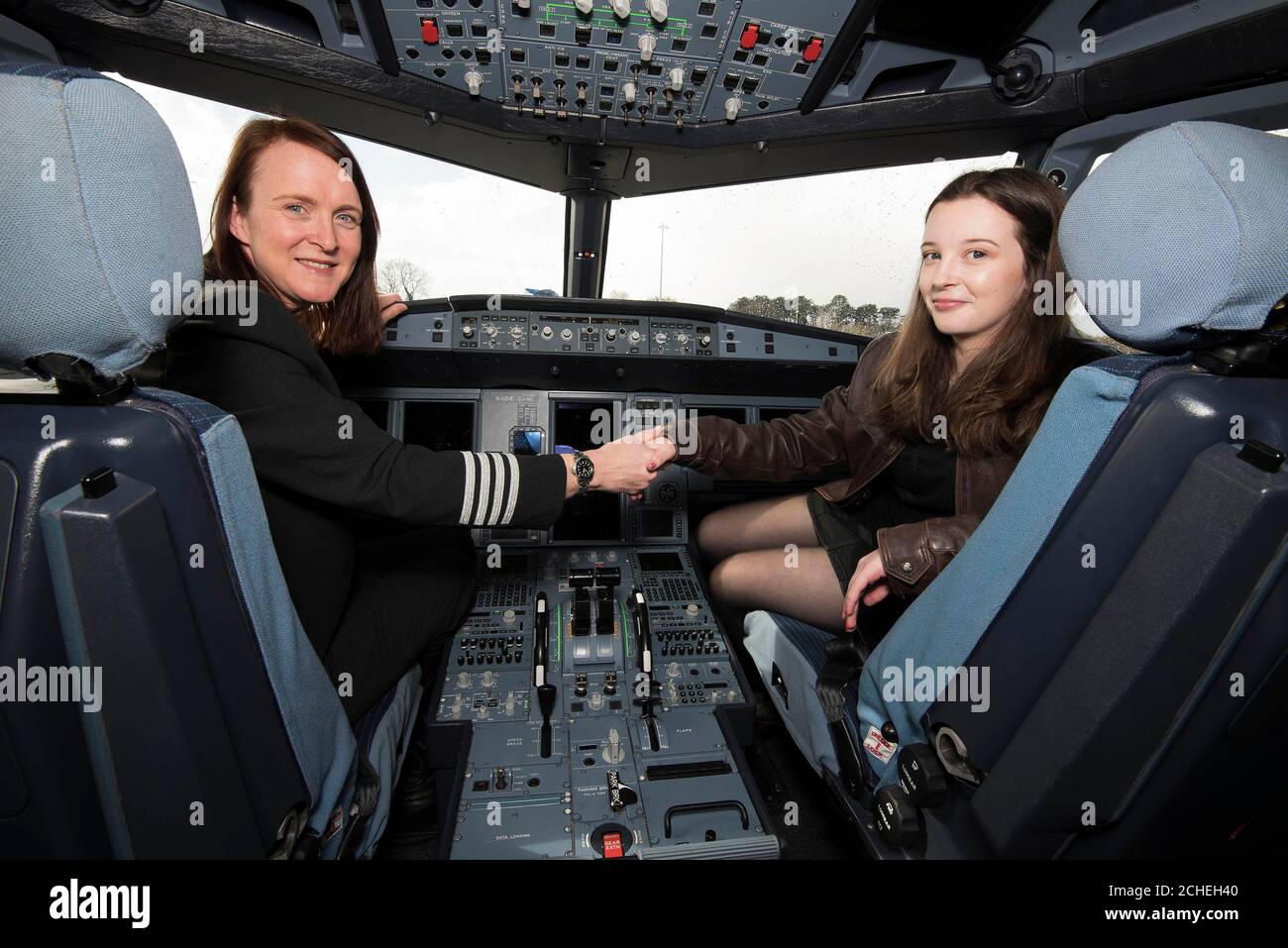 REDAKTIONELLE VERWENDUNG DIE 16-jährige Ellie Carter, Großbritanniens jüngste lizenzierte Pilotin, trifft auf Line Training Captain Zoe Ebrey, als sie ihre Flugmentorschaft bei easyJet beginnt, um ihre Karrierewünsche zu erfüllen, am Flughafen Bristol. Stockfoto