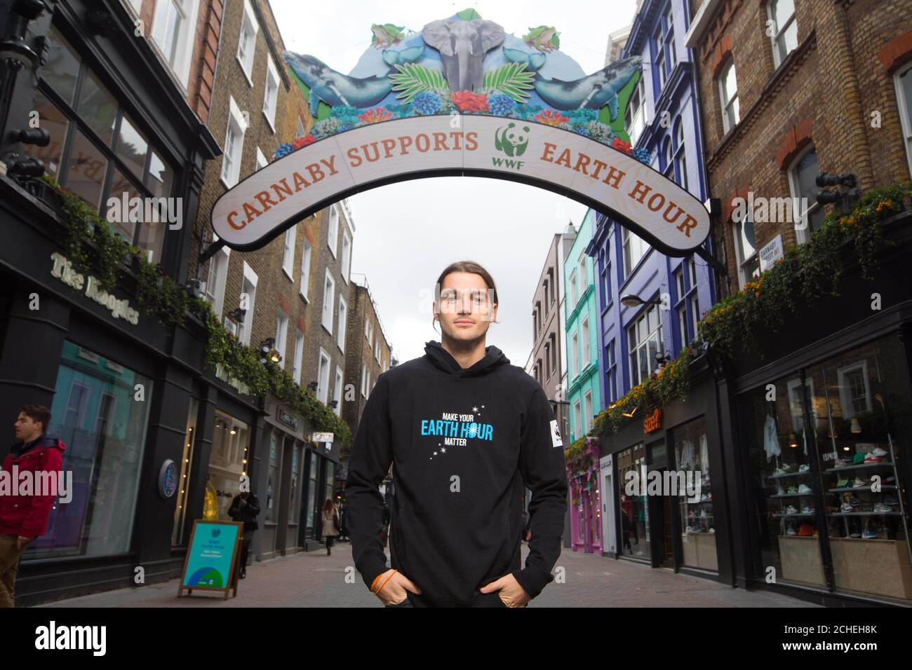 REDAKTIONELLE VERWENDUNG NUR Aktivist und Social Influencer Jack Harries enthüllt einen neuen Bogen in der Londoner Carnaby Street, in dem Blauwale, Frösche und ein Elefant den Countdown zur WWFs Earth Hour am 30. März um 20.30 Uhr markieren. Stockfoto