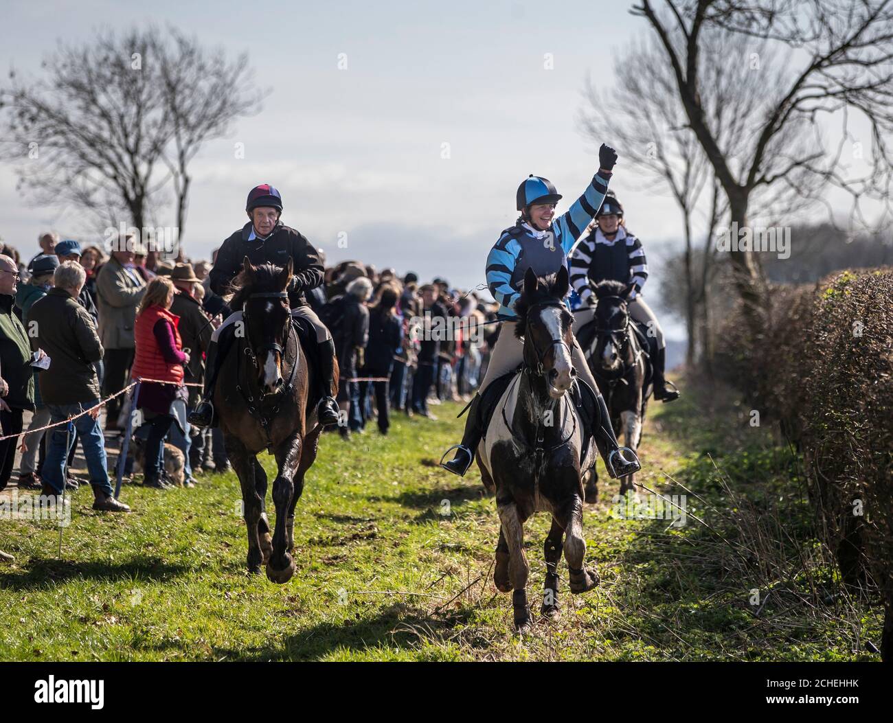Ein Reiter überquert die Ziellinie während des Kiplingcotes Derby, Englands ältestem Pferderennen, das in diesem Jahr sein 500-jähriges Jubiläum feierte. Stockfoto