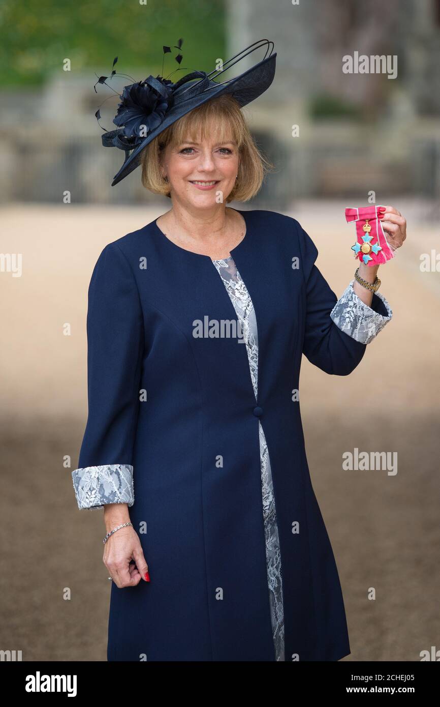 Professor Jane Cummings mit ihrer CBE-Medaille, die von Queen Elizabeth II. Bei einer Investiturzeremonie im Windsor Castle, London, verliehen wurde. Stockfoto
