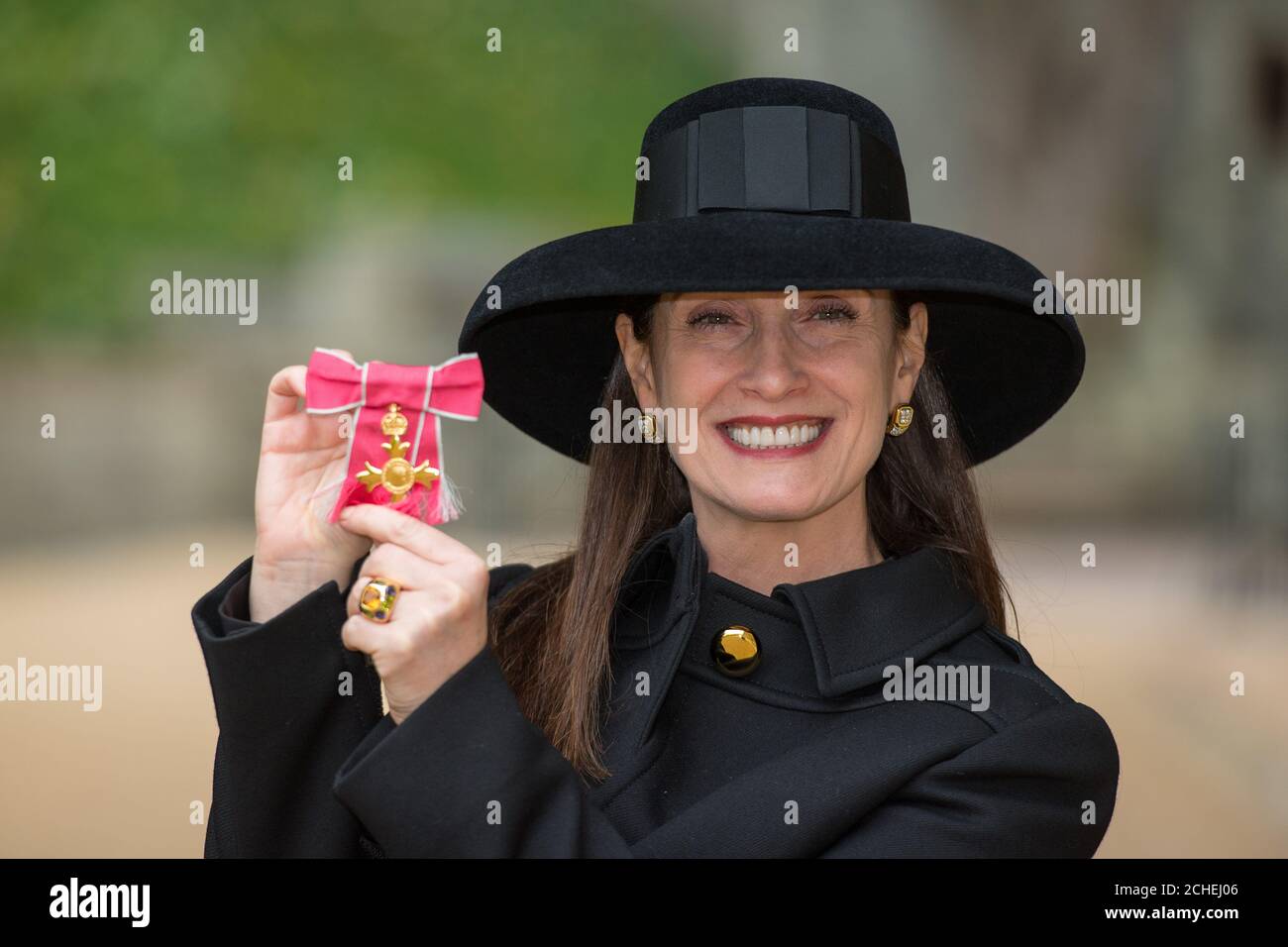 Microsoft UK CEO Cindy Rose mit ihrer OBE-Medaille, die von Königin Elizabeth II. Bei einer Investiturfeier im Windsor Castle, Berkshire, verliehen wurde. Stockfoto