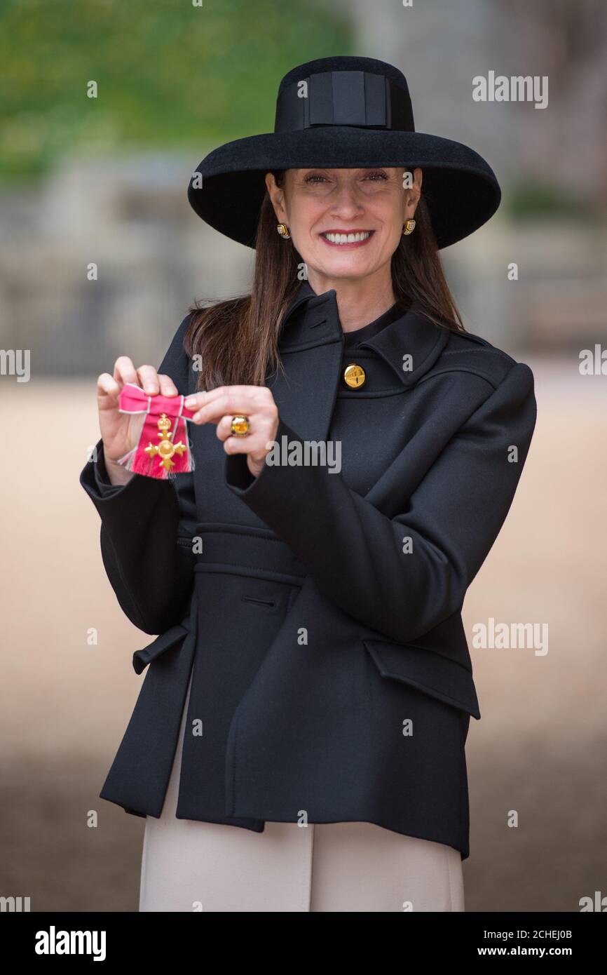 Microsoft UK CEO Cindy Rose mit ihrer OBE-Medaille, die von Königin Elizabeth II. Bei einer Investiturfeier im Windsor Castle, Berkshire, verliehen wurde. Stockfoto