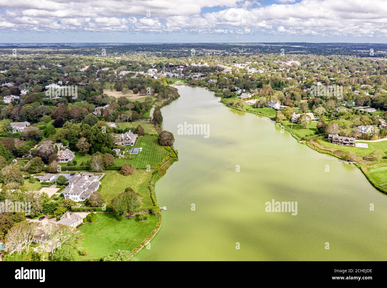 Luftaufnahme von Agawam Lake und Southampton, Southampton, NY Stockfoto