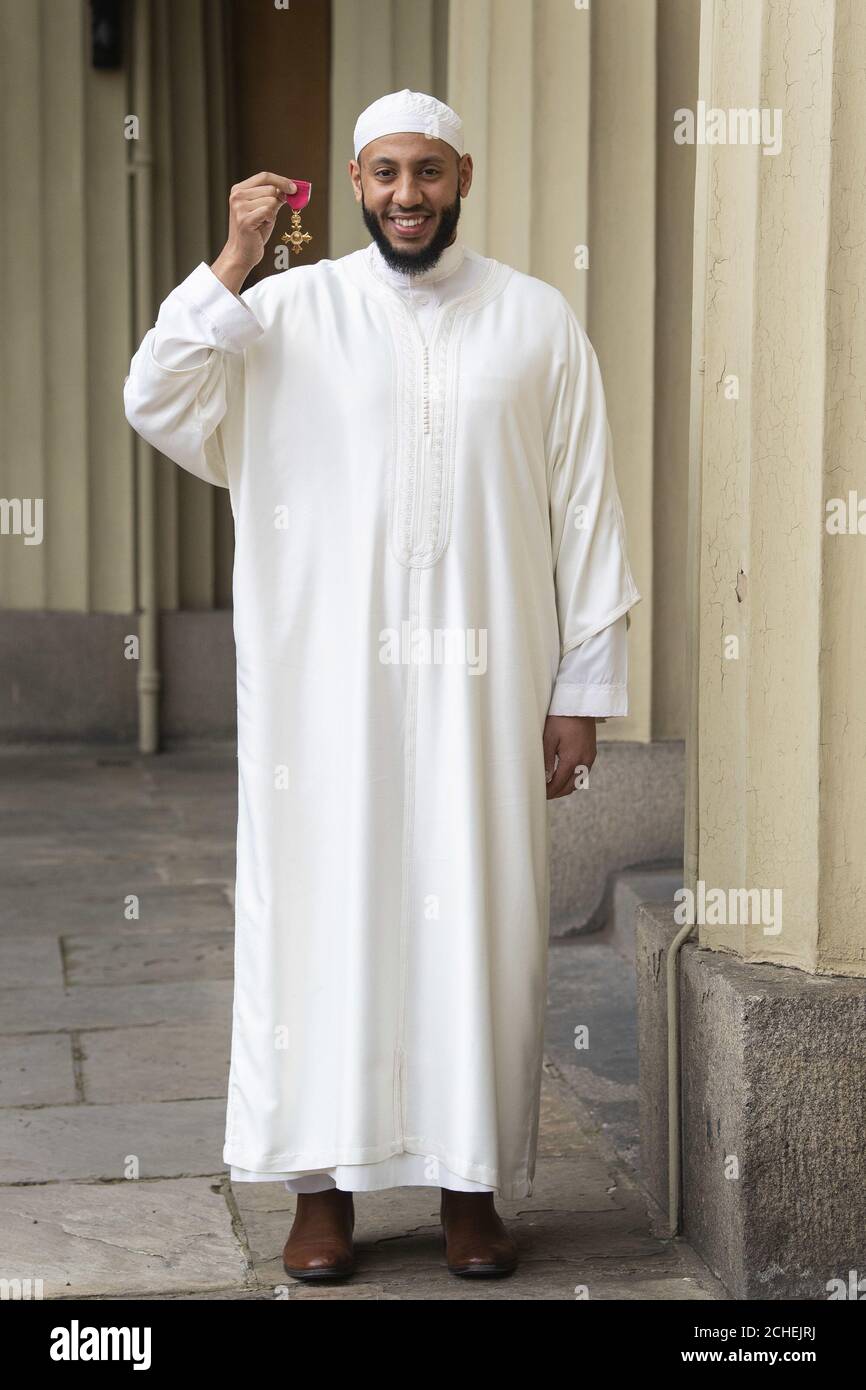 Imam Mohamed Mahmoud mit seiner OBE für die Dienste der Londoner Gemeinde bei einer Investiturfeier im Buckingham Palace, London. Stockfoto