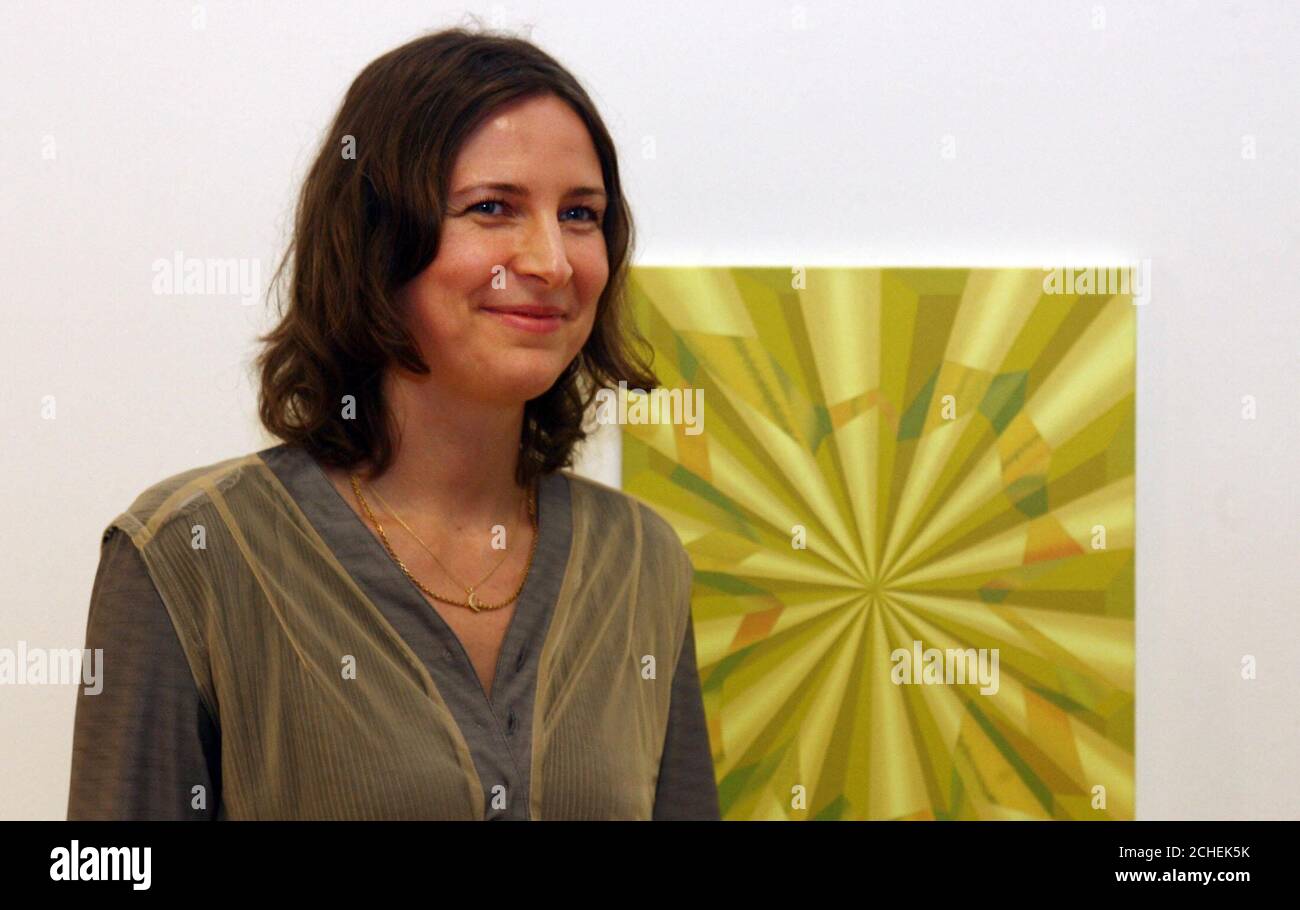 Die Malerin Tomma Abts posiert mit einer Probe ihrer Arbeiten, nachdem sie den Turner Prize gewonnen hatte, in der Tate Britain im Zentrum Londons. Stockfoto