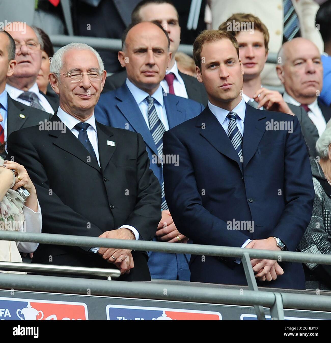 Lord Triesman in der Royal Box mit Prince William Chelsea gegen Portsmouth, FA Cup Final, Wembley Stadium, London. 15/05/2010. PIC CREDIT : MARK SCHMERZ Stockfoto