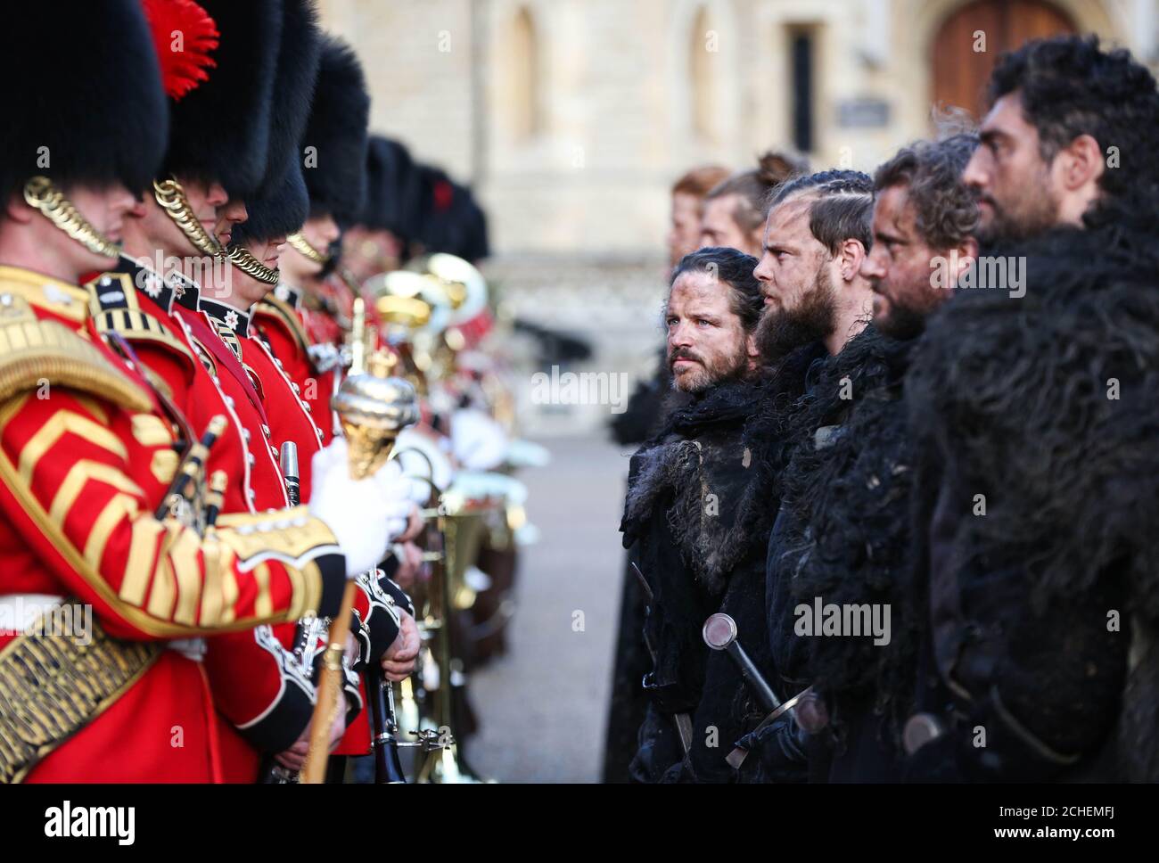 The Night's Watch von Game of Thrones nimmt an einer militärischen Aufführung mit der Coldstream Guards Band der britischen Armee Teil, während sie den Soundtrack zur Show im Tower of London vorführten, um den Start der Saison 8 der Fernsehshow auf Sky Atlantic zu feiern. Stockfoto