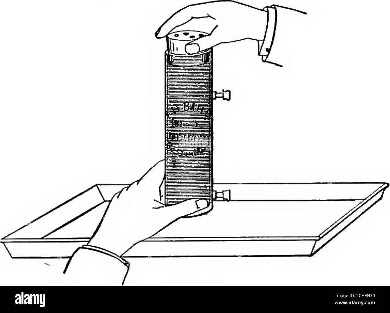 . Induktive elementare physikalische Wissenschaft mit preiswerten Geräten, und ohne Laborgeräte . toremove, wenn trocken, wenn auch sehr einfach, wenn nass. Entfernen Sie den Schuss nie von den Kappen oder Ventilen. Lassen Sie nie wetpacking, Kappen oder anderes Gummi auf einem Glasrohr; nach dem Trocknen sind sie geneigt, an einander so fest zu haften, daß sie nicht leicht getrennt werden. Die Glasröhrchen sind nicht leicht gebrochen, und mit anständiger Sorgfalt gibt es keine Notwendigkeit, jemals ein zu brechen. Wenn das lange Stück Gummischlauch mit Wasser verwendet wurde, blasen Sie dieses heraus, bevor Sie das Rohr wegstecken. Das Gummiblech sollte getrocknet werden Stockfoto