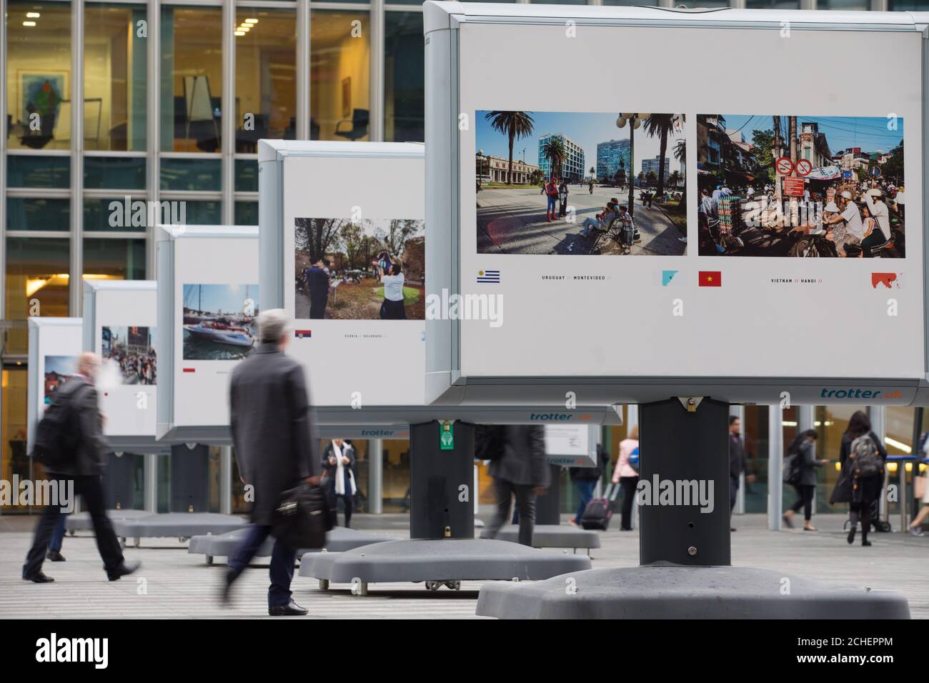 Beim britischen Debüt der Fotoausstellung Streets of the World in Canary Wharf, London, sehen sich die Mitglieder des Publikums Bilder von Hauptstädten aus der ganzen Welt vom Fotografen Jeroen Swolfs an. Stockfoto