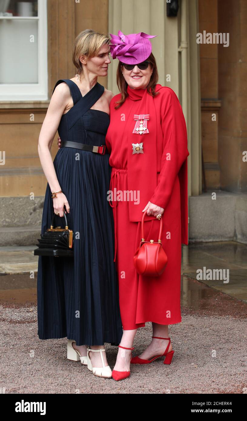 Der Modedesigner Gabriel Hearst (links) steht mit der Herausgeberin des Modemagazins Glenda Bailey zusammen, die nach einer Investiturfeier im Buckingham Palace, London, vom Prince of Wales zur Dame Commander des britischen Empire für Verdienste um britischen Wohlstand, Wohltätigkeit, Mode und Journalismus ernannt wurde. Stockfoto