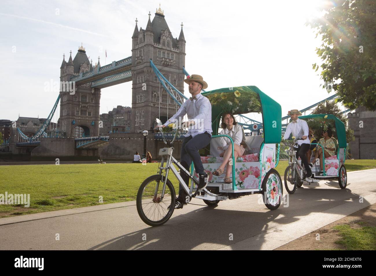 REDAKTIONELLE VERWENDUNG NUR Florale Rikschas fahren durch Potters Field, London, um die Loire Valley Wines Bucket List zu starten, die ein Sommer mit selbstgeführten Weinverkostungen durch London ist. Stockfoto