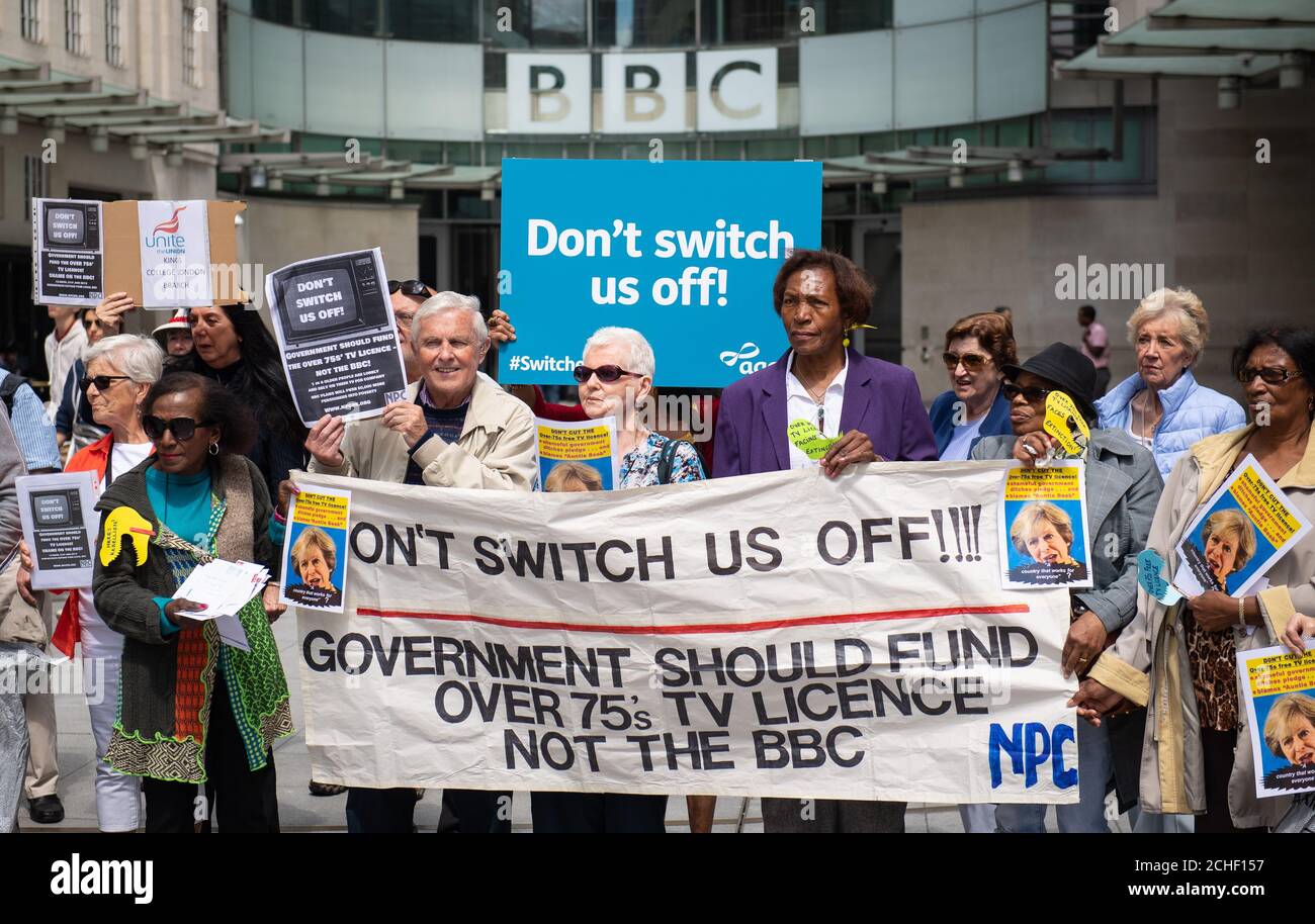 Demonstranten protestieren vor dem BBC Broadcasting House im Portland Place, London, aus Protest gegen die Entscheidung des Unternehmens, ab Juni 2020 die TV-Lizenz für ältere Menschen zu testen. Stockfoto