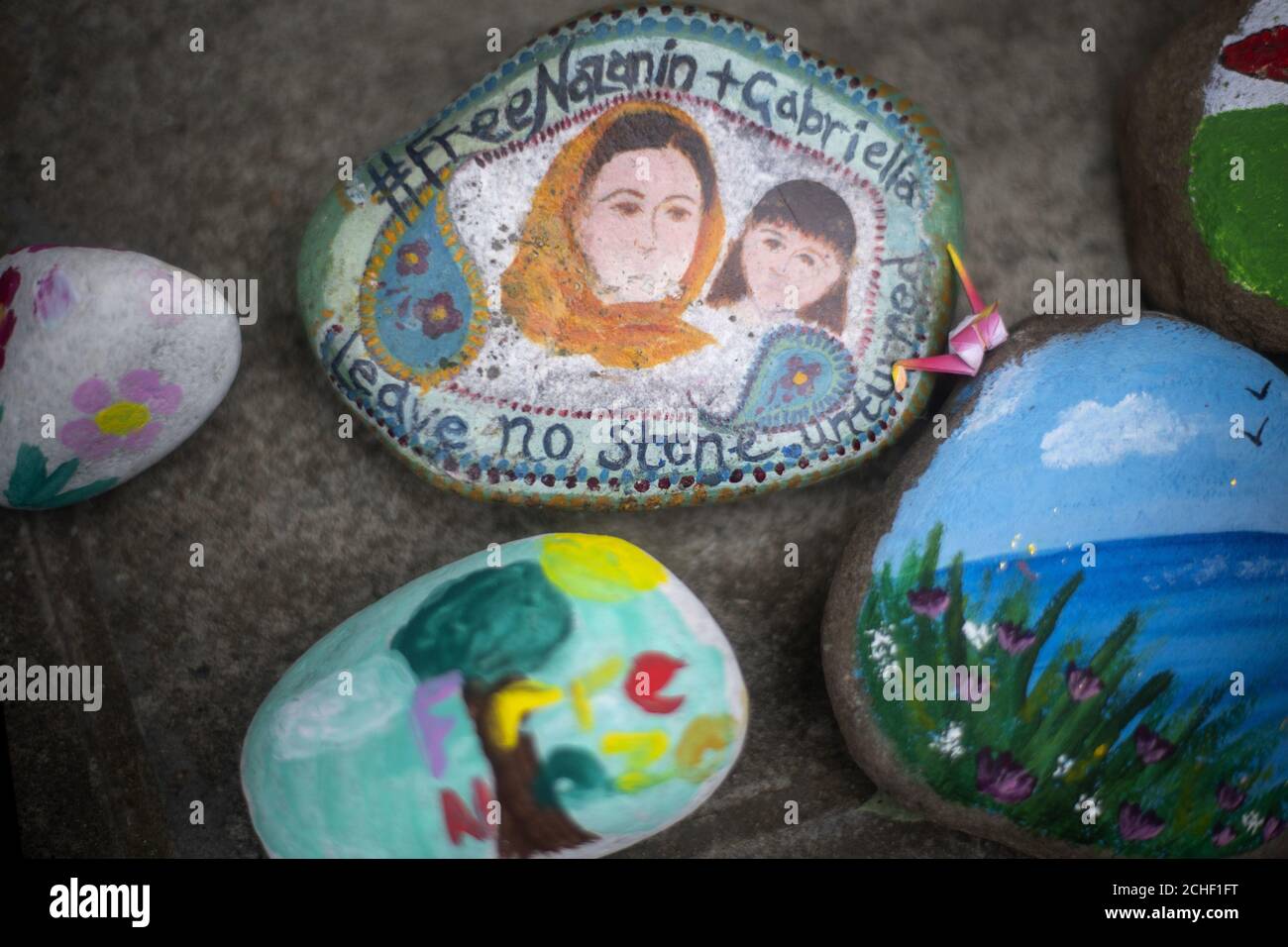 Bemalte Steine in der Unterstützung von Richard Ratcliffe, der Ehemann von Nazanin Zaghari Ratcliffe, außerhalb der iranischen Botschaft in Knightsbridge, London inhaftiert, als seinen Hungerstreik geht in seine achte Tag. Protest Herrn Ratcliffe begann am Samstag, den 15. Juni gleichzeitig seine Frau im Hungerstreik im Iran, wo sie im Gefängnis seit April 2016 inhaftiert wurde. Stockfoto