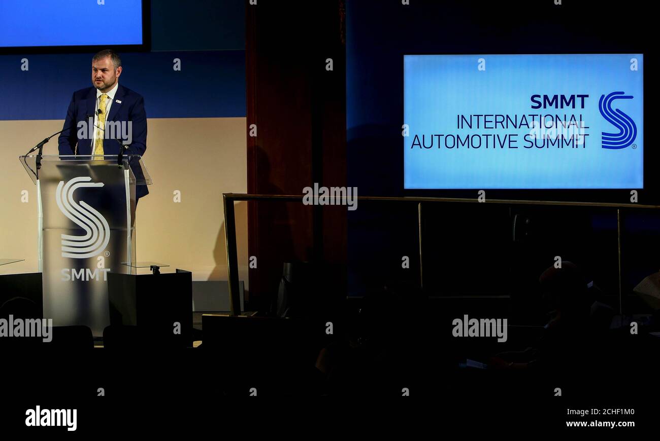 NUR REDAKTIONELLE VERWENDUNG Andrew Stephenson, Minister für Wirtschaft, Ministerium für Wirtschaft, Energie und Industriestrategie, hält seine Keynote Speech auf dem Society of Motor Manufacturers and Traders (SMMT) International Automotive Summit 2019, auf dem IET in London. Stockfoto