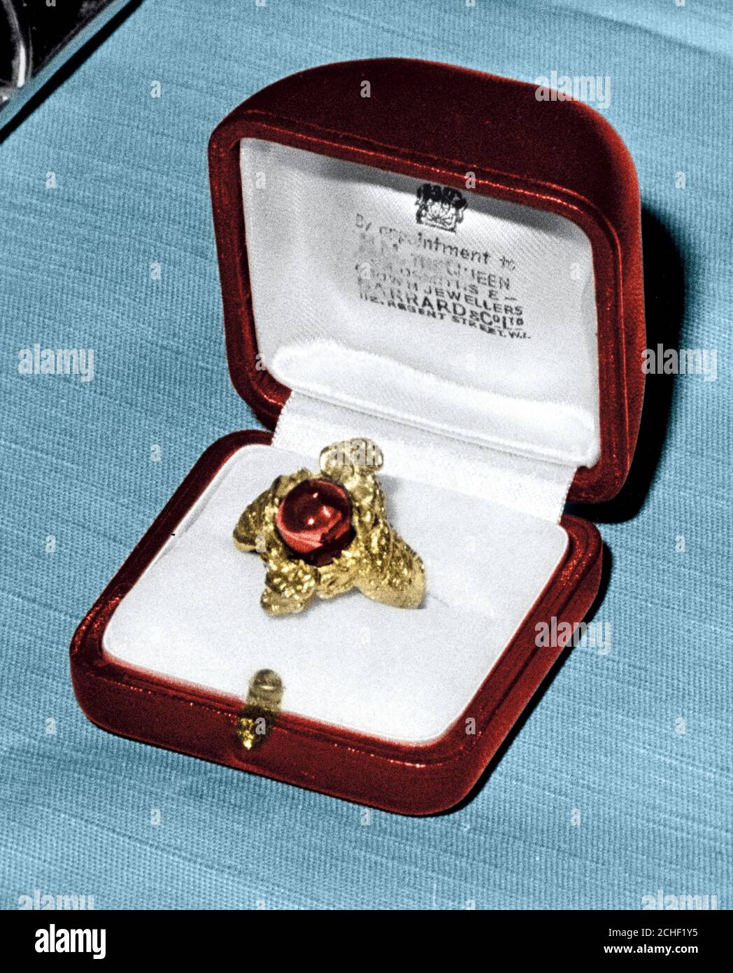 Zu den Insignien, die Prinz Charles bei seiner Investitur als Prinz von Wales von der Königin in Caernarvon Castle am 1. Juli 1969 tragen wird, gehört dieser Ring, ein einziger Cabouchon-Amethyst, der von zwei walisischen Drachen, die miteinander verflochten sind, gehalten wird. Die Köpfe und Krallen bilden die Fassung des Steins. Es wurde im St. James's Palace, London, fotografiert, heute mit anderen Prinzen-Insignien, die 1911 von Garrard and Company nach dem Entwurf des walisischen Künstlers Sir Goscombe John, RA, angefertigt wurden. Die Stücke sind aus Gold, das aus der Nähe von Caernarvon gewonnen wurde. 25. April 1969 James BlackMOL Stockfoto