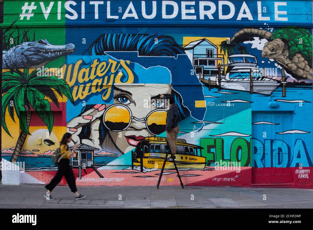 REDAKTIONELLE VERWENDUNG NUR UK Street Artists die Graffiti Kings haben mit dem Greater Fort Lauderdale Künstler Ruben Ubiera zusammengearbeitet, um ein neues Wandbild zu schaffen, um den ???Visit Lauderdale x London Art Swap???? Zu starten. In Shoreditch, London. Stockfoto