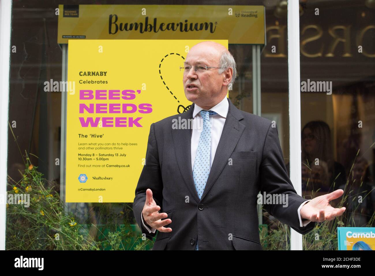 Lord Gardiner, Pollinator und Biosicherheitsminister der DEFRA, spricht beim Pop-up „Hive“ in der Newburgh Street anlässlich des Starts der Bees' Needs Week, die vom 8-14. Juli an stattfindet. Stockfoto