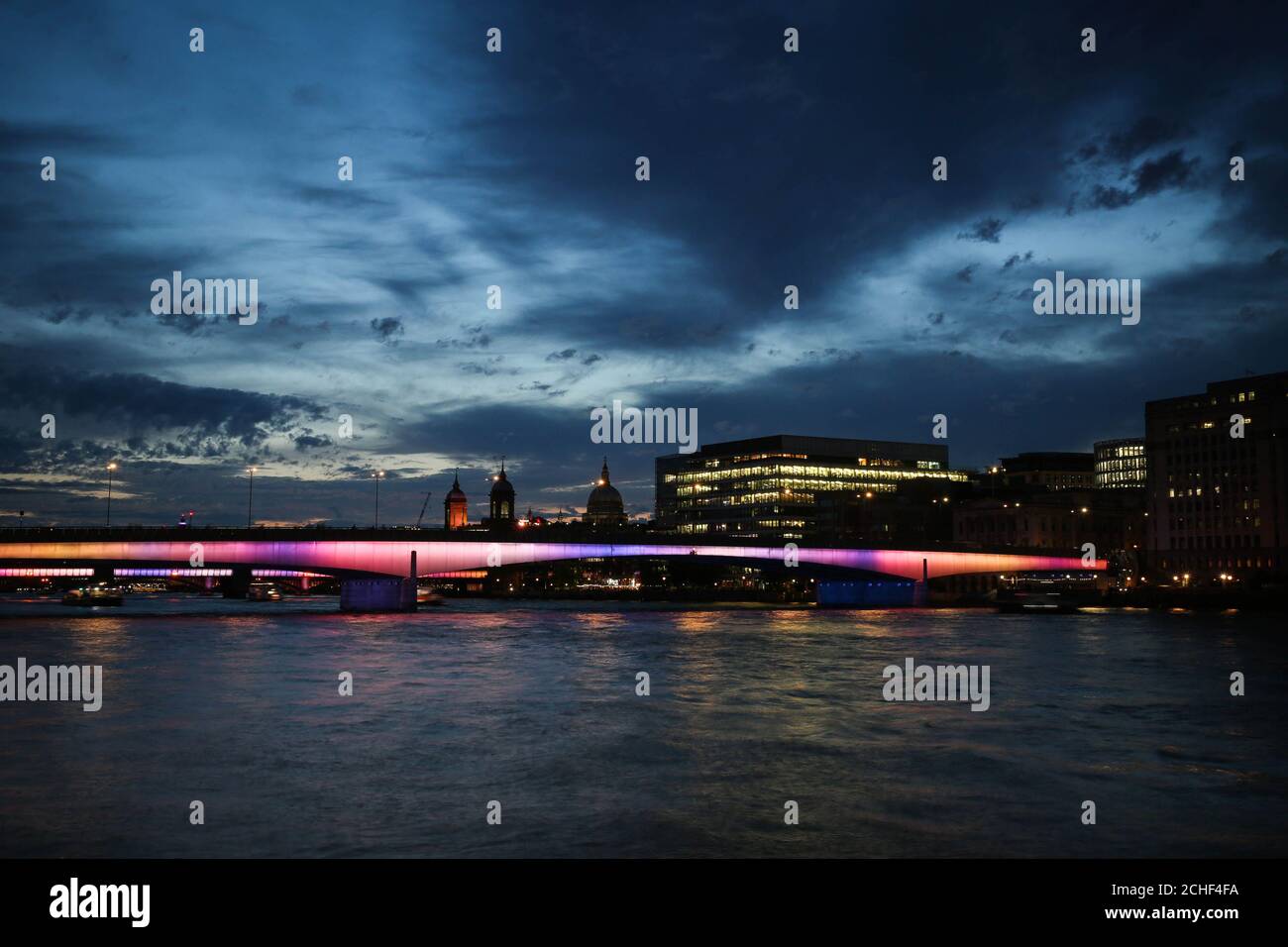 Ein allgemeiner Blick auf die London Bridge, die eine der vier Brücken ist, die zur Einführung der ersten Phase von Illuminated River transformiert wurden, einer ehrgeizigen neuen öffentlichen kunstkommission für London, die schließlich bis zu 15 Brücken entlang der Themse erhellen wird. Foto sollte lauten: Matt Alexander/PA Wire Stockfoto