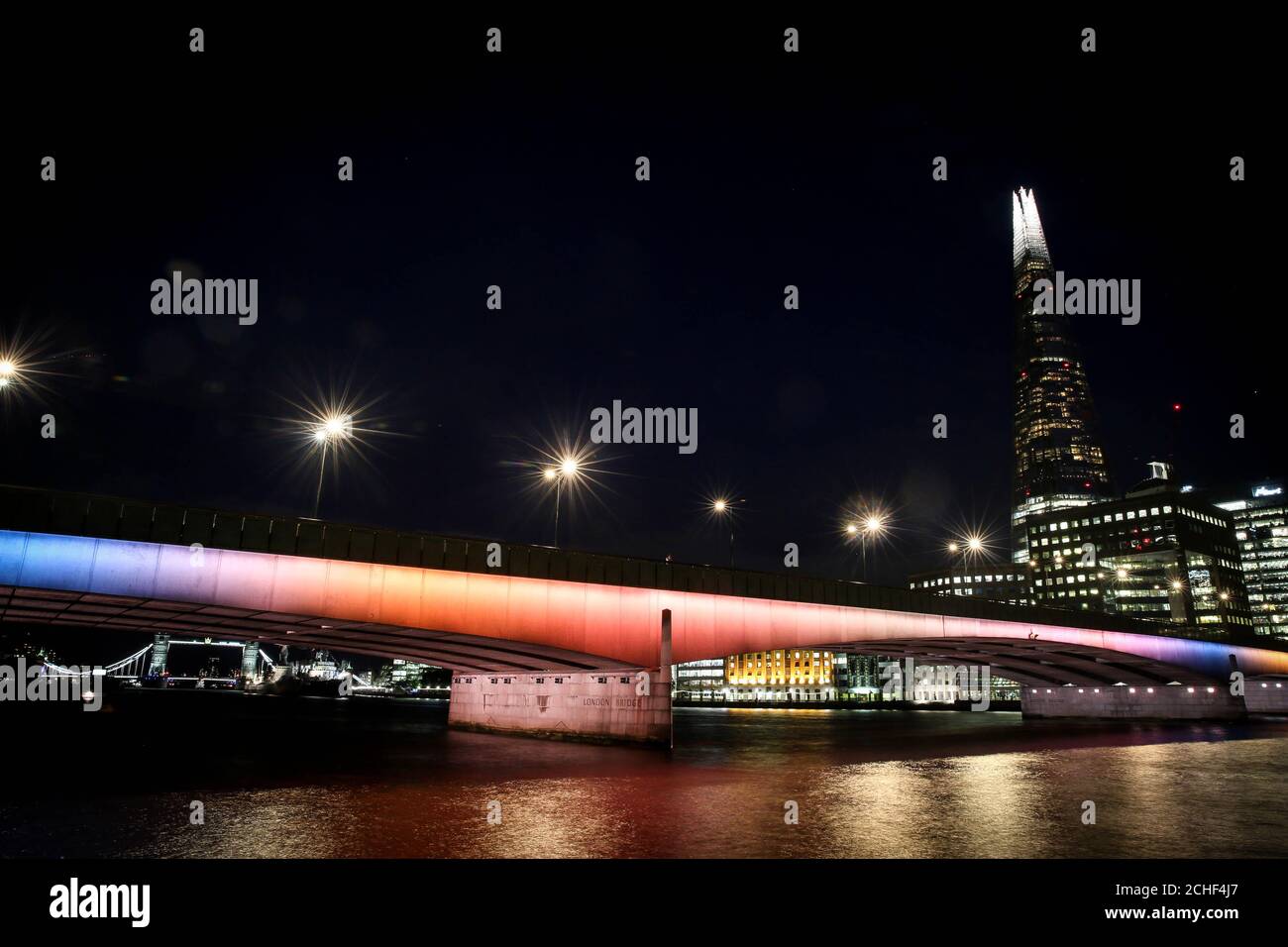 Eine allgemeine Ansicht der London Bridge, die eine der vier Brücken ist, die umgewandelt wurden, um die erste Phase von Illuminated River zu starten, eine ehrgeizige neue öffentliche kunstkommission für London, die schließlich bis zu 15 Brücken entlang der Themse beleuchtet sehen wird. DRÜCKEN SIE ZUORDNUNG. Ausgabedatum: Mittwoch, 17. Juli 2019. Der vom amerikanischen Künstler Leo Villareal und dem britischen Architekturbüro Lifschutz Davidson Sandilands konzipierte Illuminated River ist eine philanthropisch geförderte Initiative, die vom Bürgermeister von London unterstützt und von der Illuminated River Foundation geliefert wird. Es ist das erste Mal, dass die Themse Stockfoto