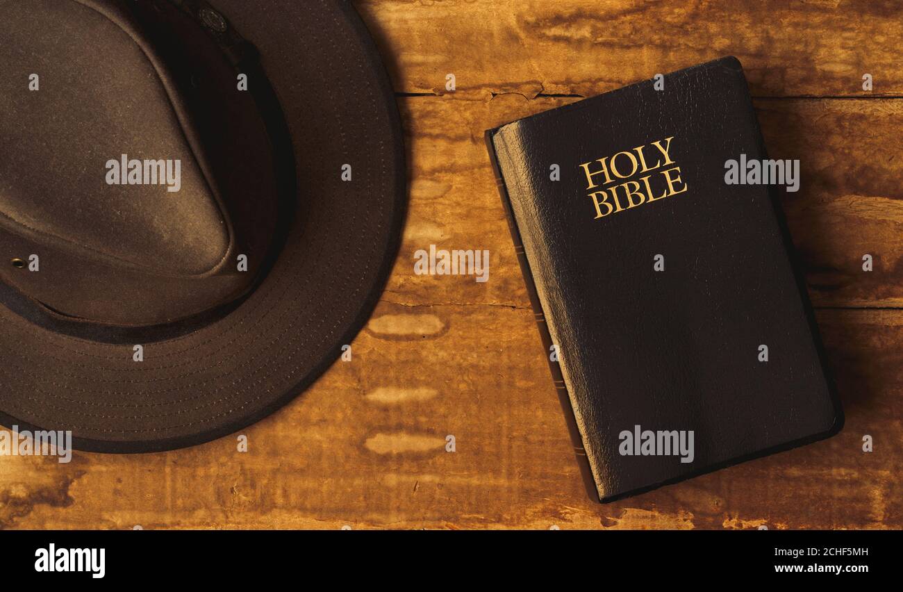 Heilige Bibel und traditioneller Hut auf Holz Stockfoto