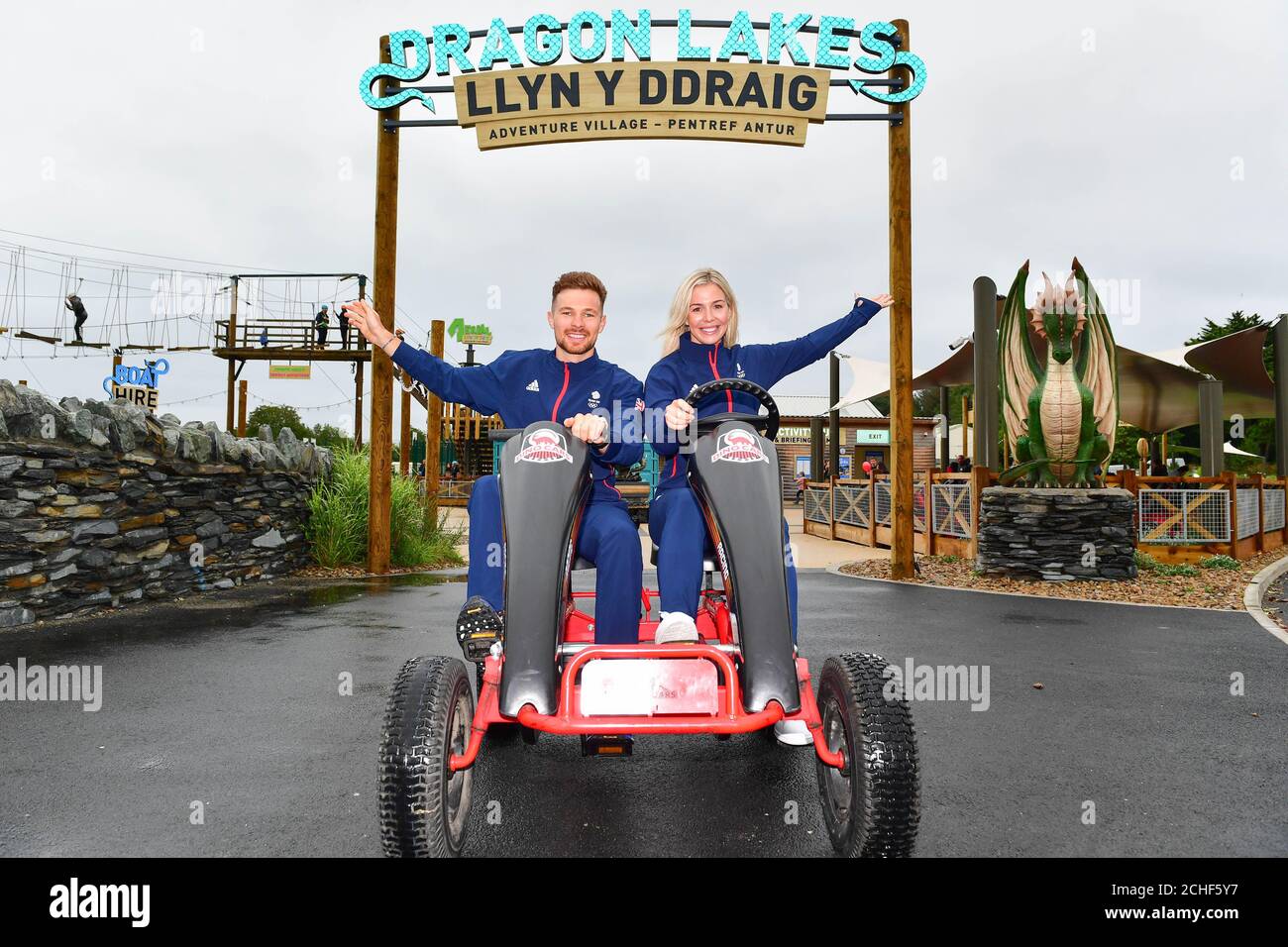 Die Team-GB-Athleten Becky James und Owain Doull eröffnen den Haven Hafan y Mor Holiday Park in Pwllheli, Wales. Stockfoto