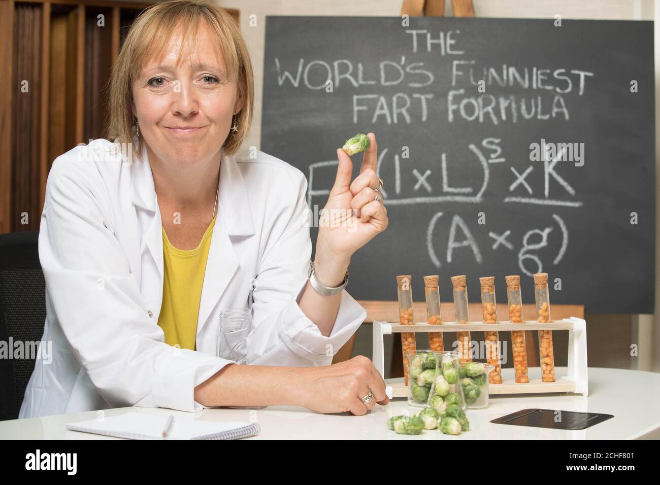 Die Wissenschaftlerin Dr. Helen Pilcher enthüllt die mathematische Formel für das lustigste Fart der Welt der Wissenschaft, die für eine neue Studie mit dem Titel The Flatulence Report entdeckt wurde, die von Beano in Auftrag gegeben wurde. Stockfoto