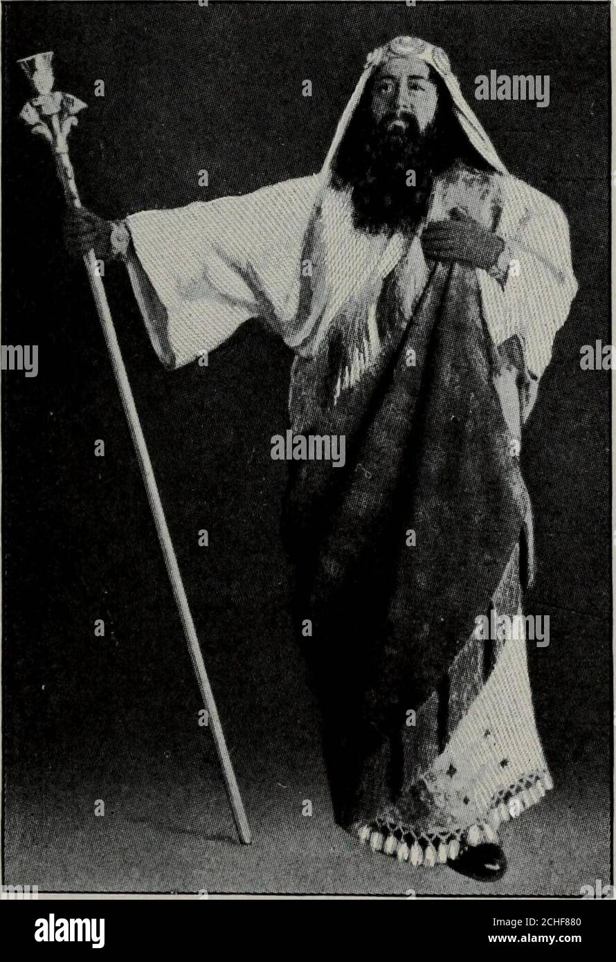 . Das Victrola-Buch der Oper : Geschichten von hundertzwanzig Opern mit siebenhundert Abbildungen und Beschreibungen von zwölfhundert Viktor-Opernaufzeichnungen . y flow.and Lächeln und Tränen, so sagen Legenden, bilden die Summe der Leben kurze Tag. Doch während dieses Lächeln die Stirn kränzt, wird ein Wort es in eine Träne verwandeln, und ein sanftes Seufzen leidenschaftliches AtmungSchall lässt den Tränentropfen verschwinden, wenn jeder der Reihe nach irreführt, Oh, wer die Herzen tiefe Überlieferungen lernen werden! Nach vielen Abenteuern Tamino und Paminameet, und mit Hilfe der Zauberflöte sind sie kurz vor der Flucht, werden aber unterbrochen Stockfoto