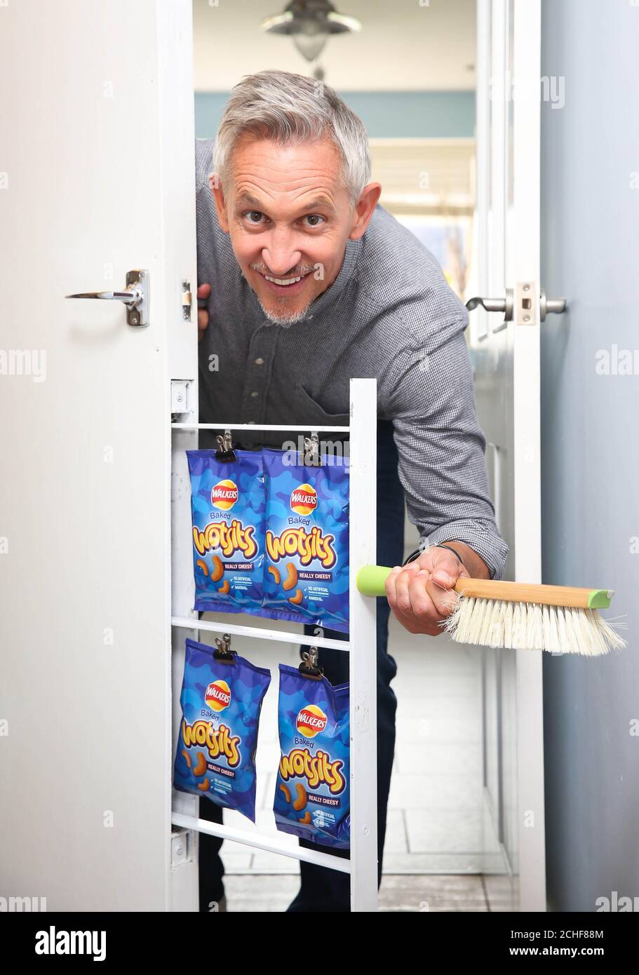 Gary Lineker Testet Eine Reihe Von Als Haushaltsgegenstände Getarnten  „Unhackbaren“ Snackversteckern, Die Von Dem Erfinder Colin Furze Und Dem  Ehemaligen Detektiv Von Scotland Yard, Peter Bleksley, Entwickelt Wurden,  Um Die Beliebtesten Snacks