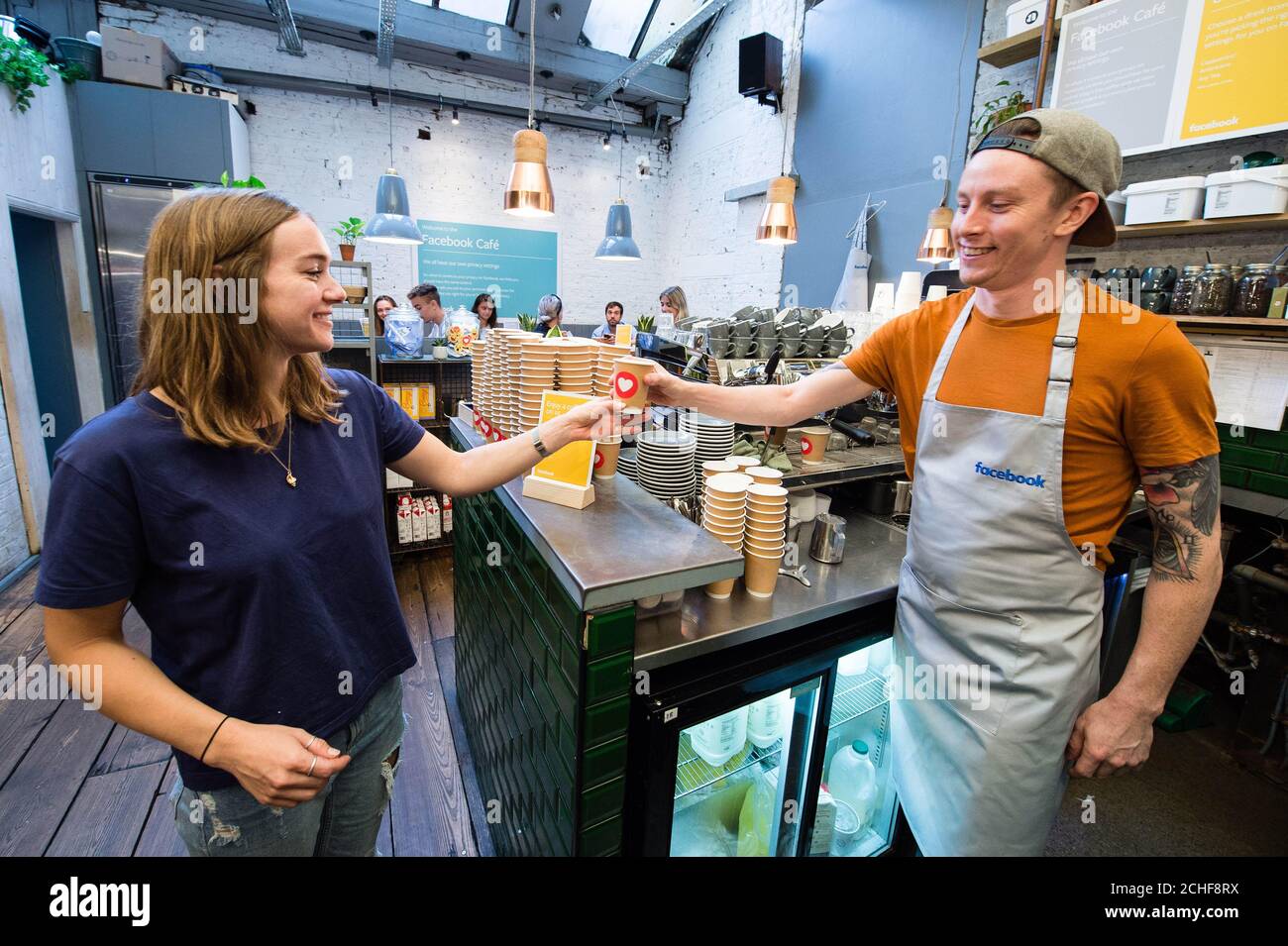 NUR FÜR REDAKTIONELLE ZWECKE Allgemeine Ansichten bei der Eröffnung eines "Facebook-Cafés" in Shoreditch, eines von einer Reihe von Pop-up-Cafés, die Facebook zwischen dem 28. August und dem 5. September in ganz Großbritannien eröffnet. Stockfoto