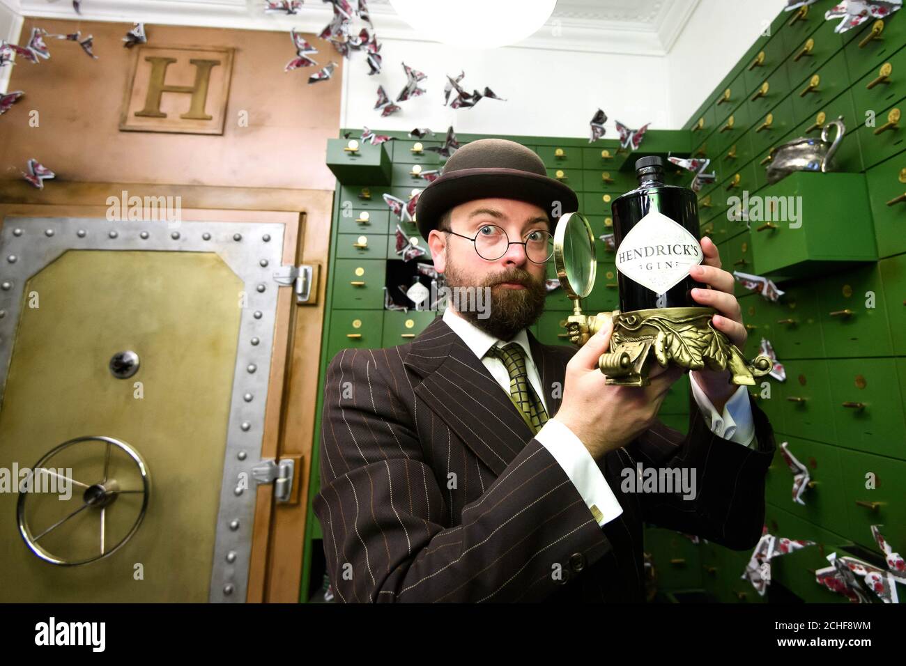 Max Berendt spielt Alf, den Bankmanager beim A.T.M (Automated Transport to the Marvelous), dem zweiten in einer Reihe immersiver „Portals to the eigentümlich“, die von Hendrick's Gin in Bermondsey, London, moderiert wird. Stockfoto