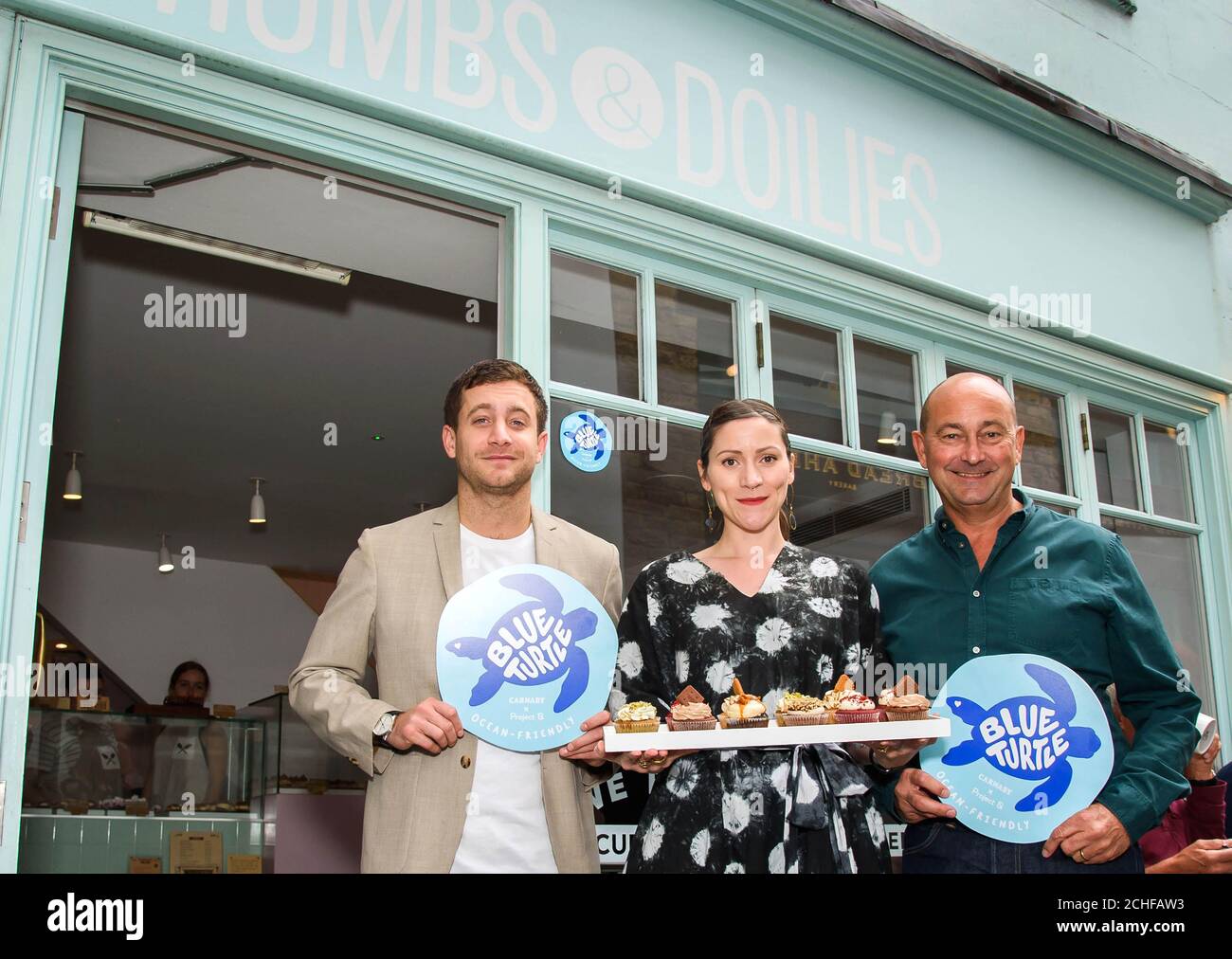 NUR FÜR REDAKTIONELLE ZWECKE (von links nach rechts) Director of Project Zero Tyrone Wood, Inhaber von Crumbs & Doilies Jemma Wilson und Direktor von Shaftesbury Simon Quayle versammeln sich in der Carnaby Street, um die ersten Carnaby-Mieter zu feiern, die das Blue Turtle Mark in London erhalten. Stockfoto