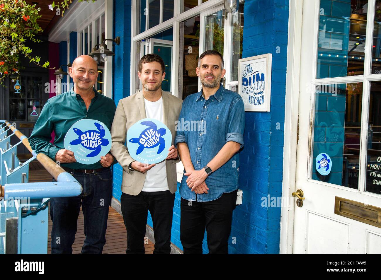 (Von links nach rechts) Simon Quayle, Director of Shaftesbury, Project Zero Tyrone Wood und Customer Experience Manager bei der Rum Kitchen Mike Parnham treffen sich in der Carnaby Street, um die ersten Carnaby-Mieter zu feiern, die die Blue Turtle Mark, London, erhalten haben. Stockfoto