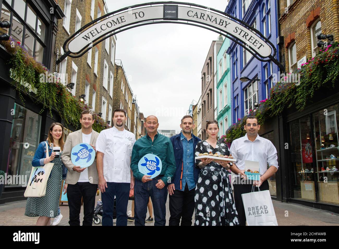 NUR REDAKTIONELLE VERWENDUNG (von links nach rechts) Marketingleiter bei Pure Keri Butler, Director of Project Zero Tyrone Wood, Chefkoch bei Jinjuu Karol Dytkowski, Director of Shaftesbury Simon Quayle, Customer Experience Manager bei The Rum Kitchen Mike Parnham, Die Besitzerin von Crumbs & Doilies Jemma Wilson und Retail Manager von Bread Ahead Fouad Sabre treffen sich in der Carnaby Street, um die ersten Carnaby-Mieter zu feiern, die das Blue Turtle Mark in London erhalten haben. Stockfoto