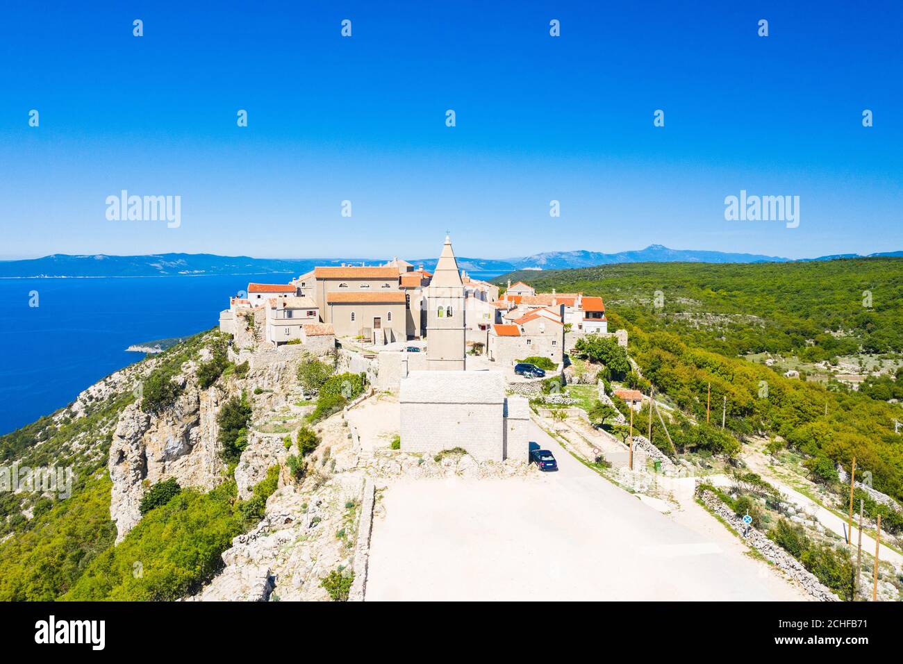 Erstaunliche historische Stadt Lubenice auf der hohen Klippe, Insel Cres in Kroatien, Adria im Hintergrund Stockfoto