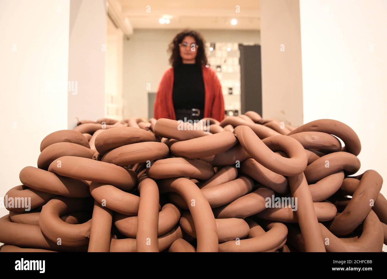 Binita Naik betrachtet Kunstwerke in der Privatansicht von Anna Maria Maiolino: Making Love Revolutionary, der ersten Retrospektive des Künstlers in Großbritannien, in der Whitechapel Gallery, London. Stockfoto