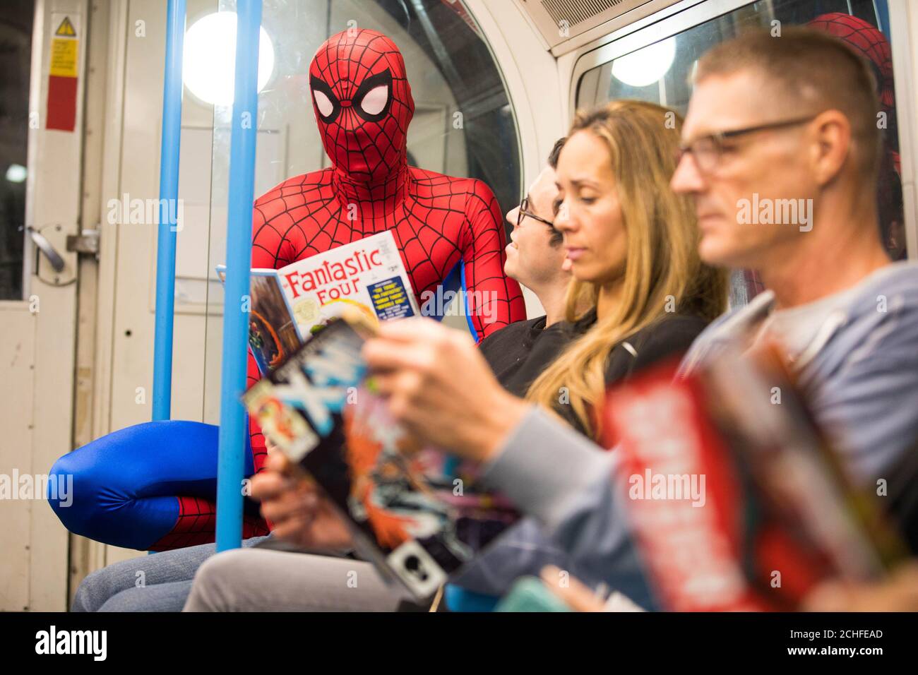 Spider-Man??? Hilft bei der Bekanntgabe, dass im nächsten Monat Hunderte von Comics landesweit im öffentlichen Verkehr verteilt werden, um 80 Jahre Marvel Comics zu feiern. Stockfoto