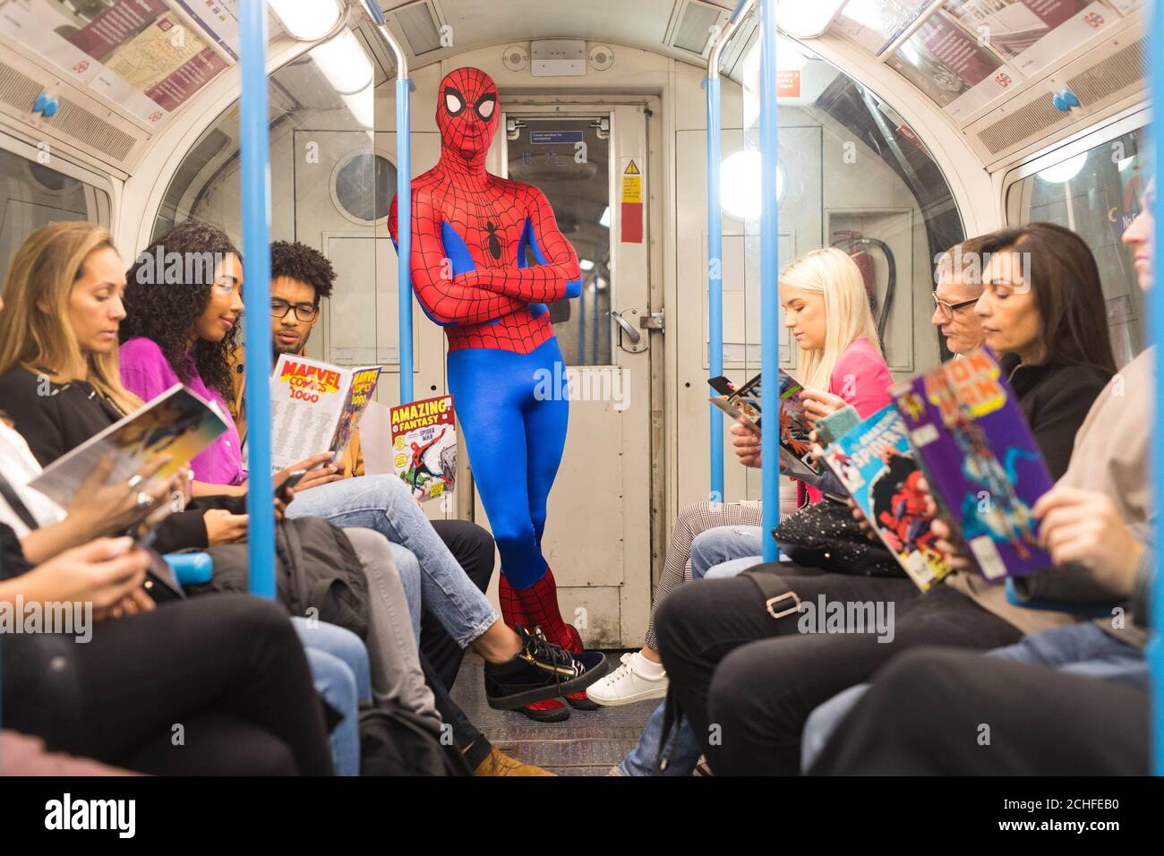 Spider-Man??? Hilft bei der Bekanntgabe, dass im nächsten Monat Hunderte von Comics landesweit im öffentlichen Verkehr verteilt werden, um 80 Jahre Marvel Comics zu feiern. Stockfoto