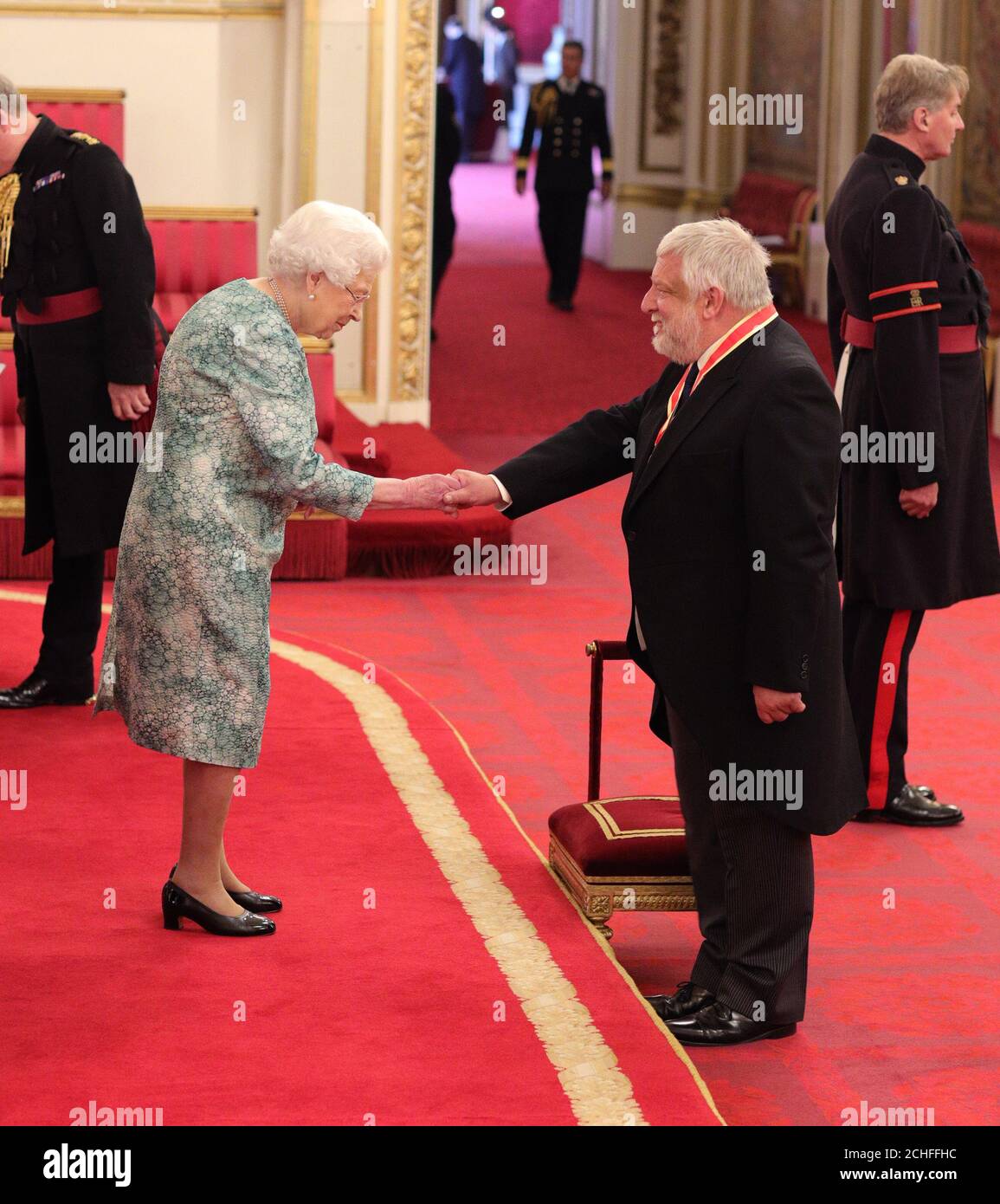 Sir Simon Russell Beale wird von Königin Elizabeth II. Im Buckingham Palace zum Knight Bachelor of the British Empire gemacht. Stockfoto