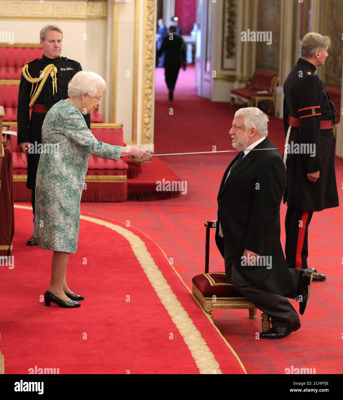 Sir Simon Russell Beale wird von Königin Elizabeth II. Im Buckingham Palace zum Knight Bachelor of the British Empire gemacht. Stockfoto