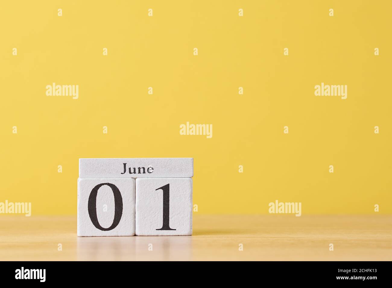 Holzblockkalender mit Datum 1. Mai auf gelbem Hintergrund. Labor Day-Konzept Stockfoto